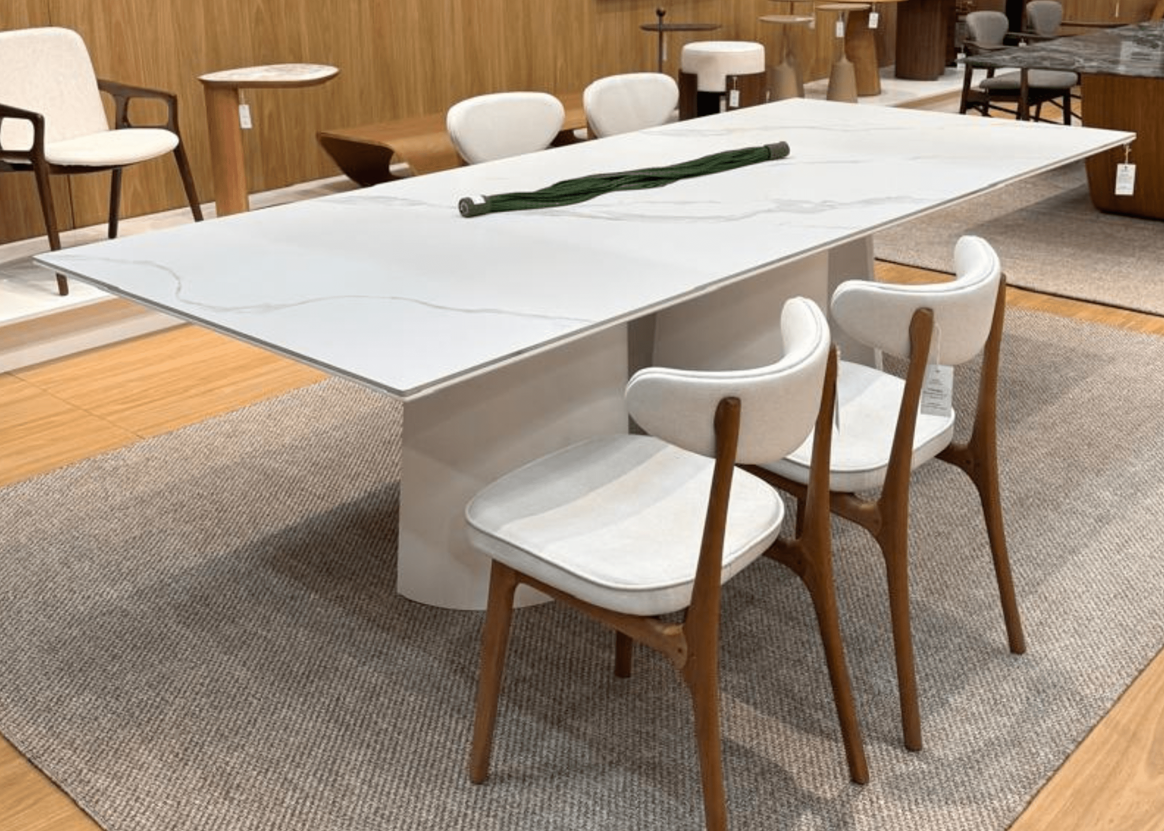 Sala de jantar sofisticada com a Mesa Atena, destaque para o design escultural e refinado.