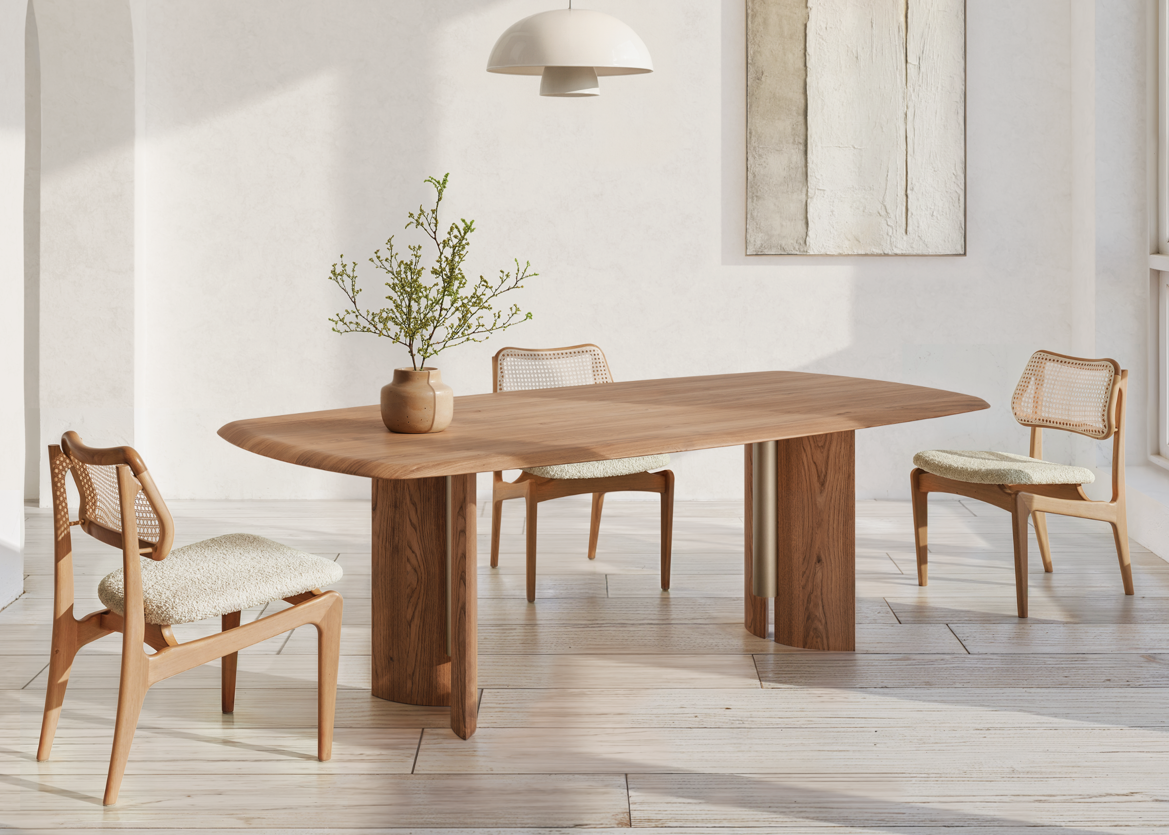 Mesa de Jantar Doha com base estruturada em madeira e detalhe metálico, peça refinada para ambientes integrados.