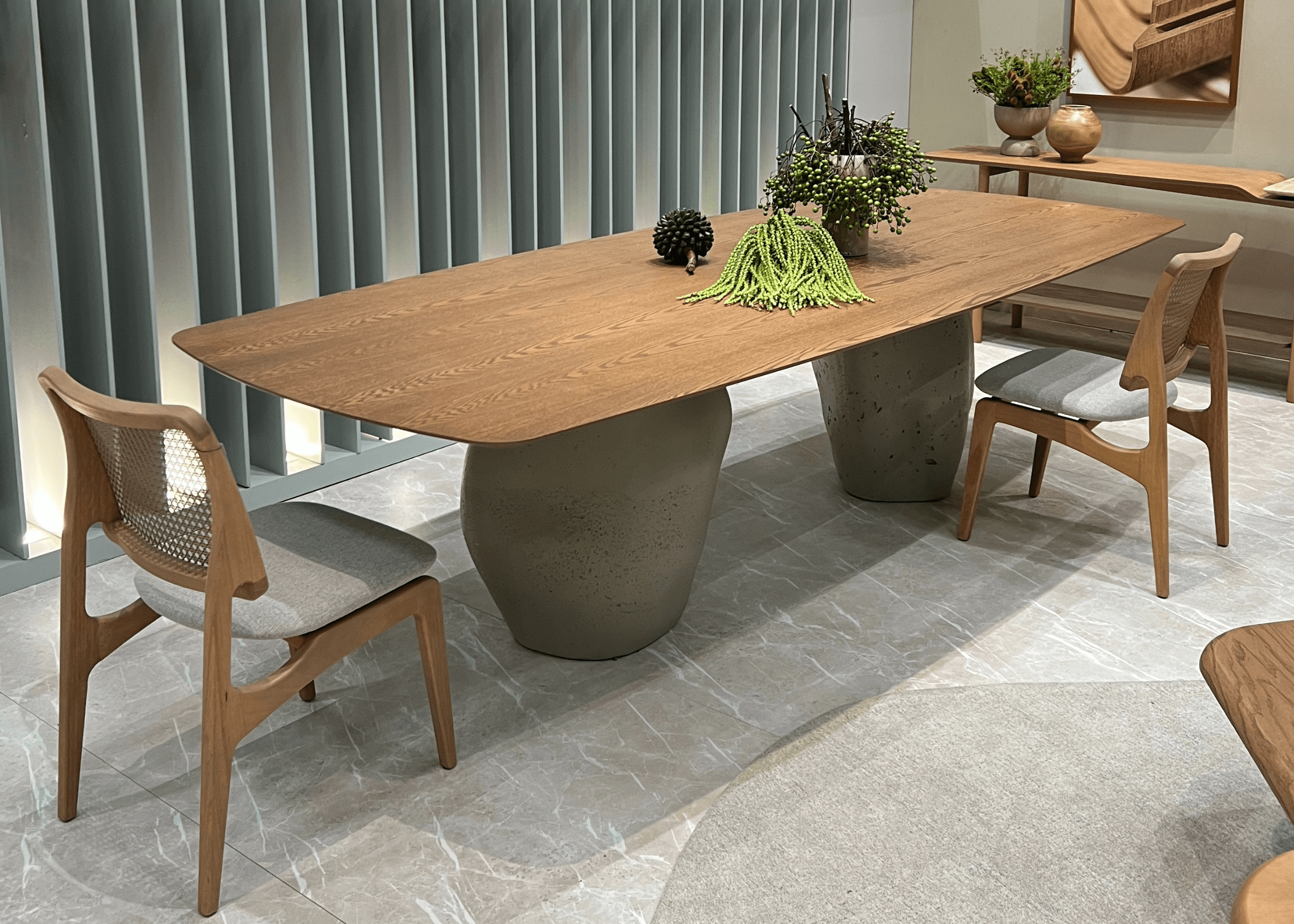 Mesa Margot em sala de jantar moderna com decoração sofisticada.