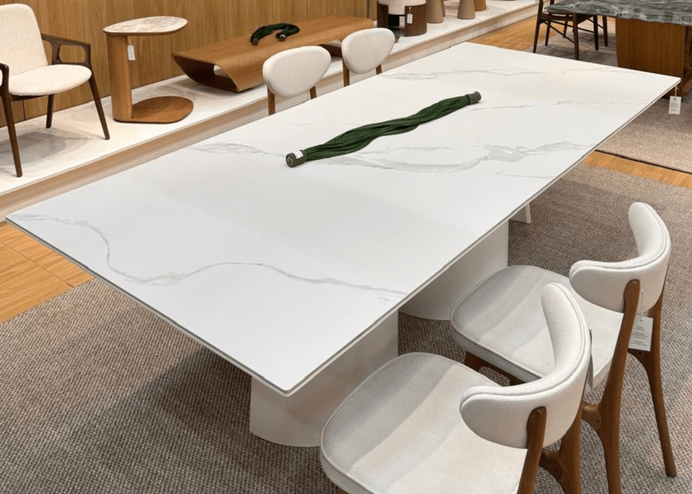 Composição elegante com a Mesa de Jantar Atena, ideal para projetos de interiores modernos.