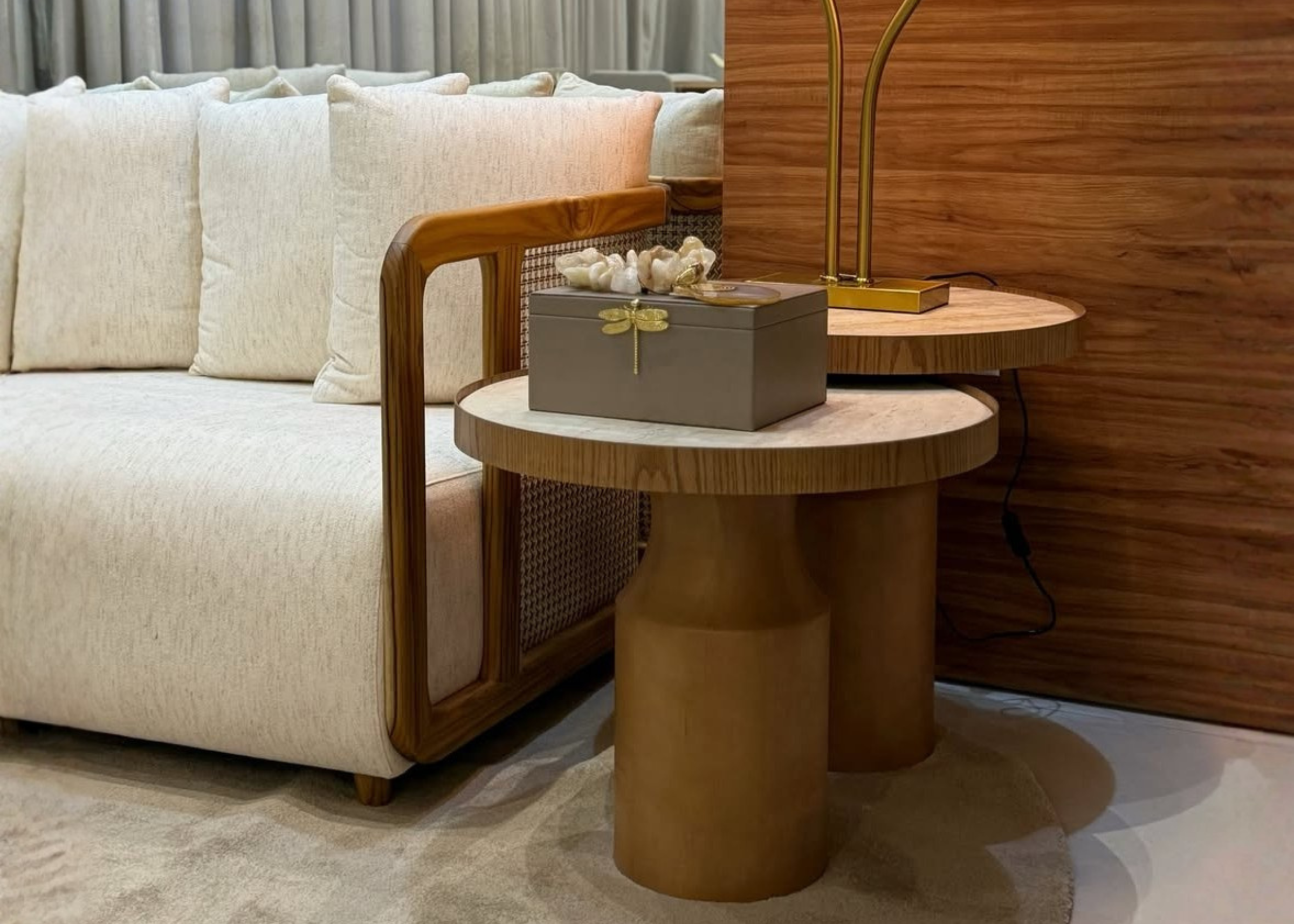 Mesa Lateral Glen com tampo em mármore natural e base em madeira, peça elegante para salas contemporâneas.
