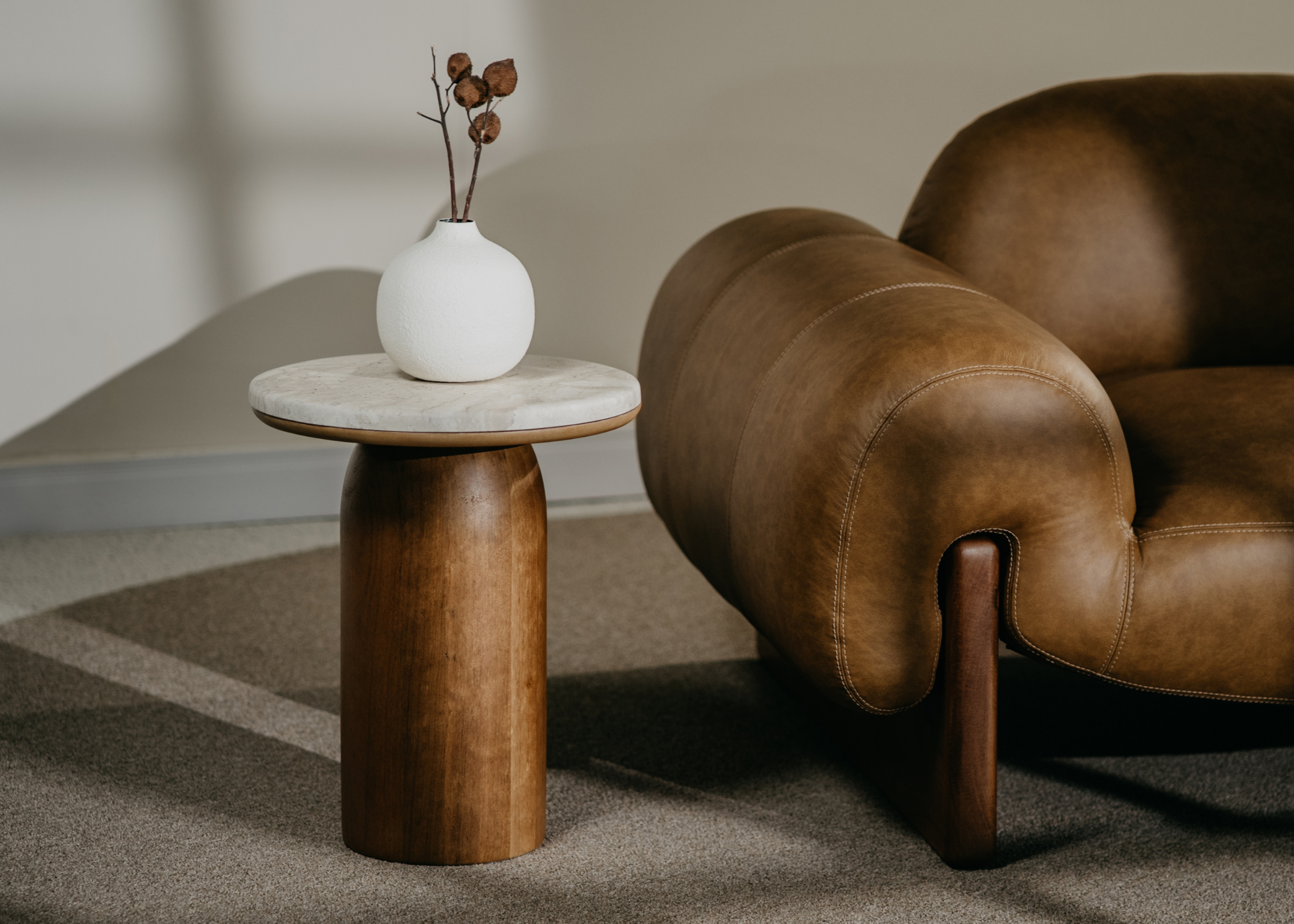 Mesa Lateral Luidy em mármore e madeira, mesa de apoio com formato cilíndrico e acabamento elegante