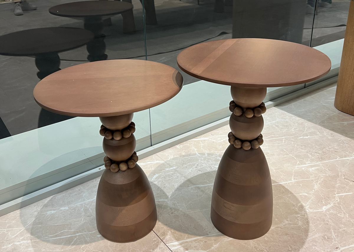 Mesa Lateral Pérola em madeira maciça com detalhes esféricos decorativos e acabamento elegante