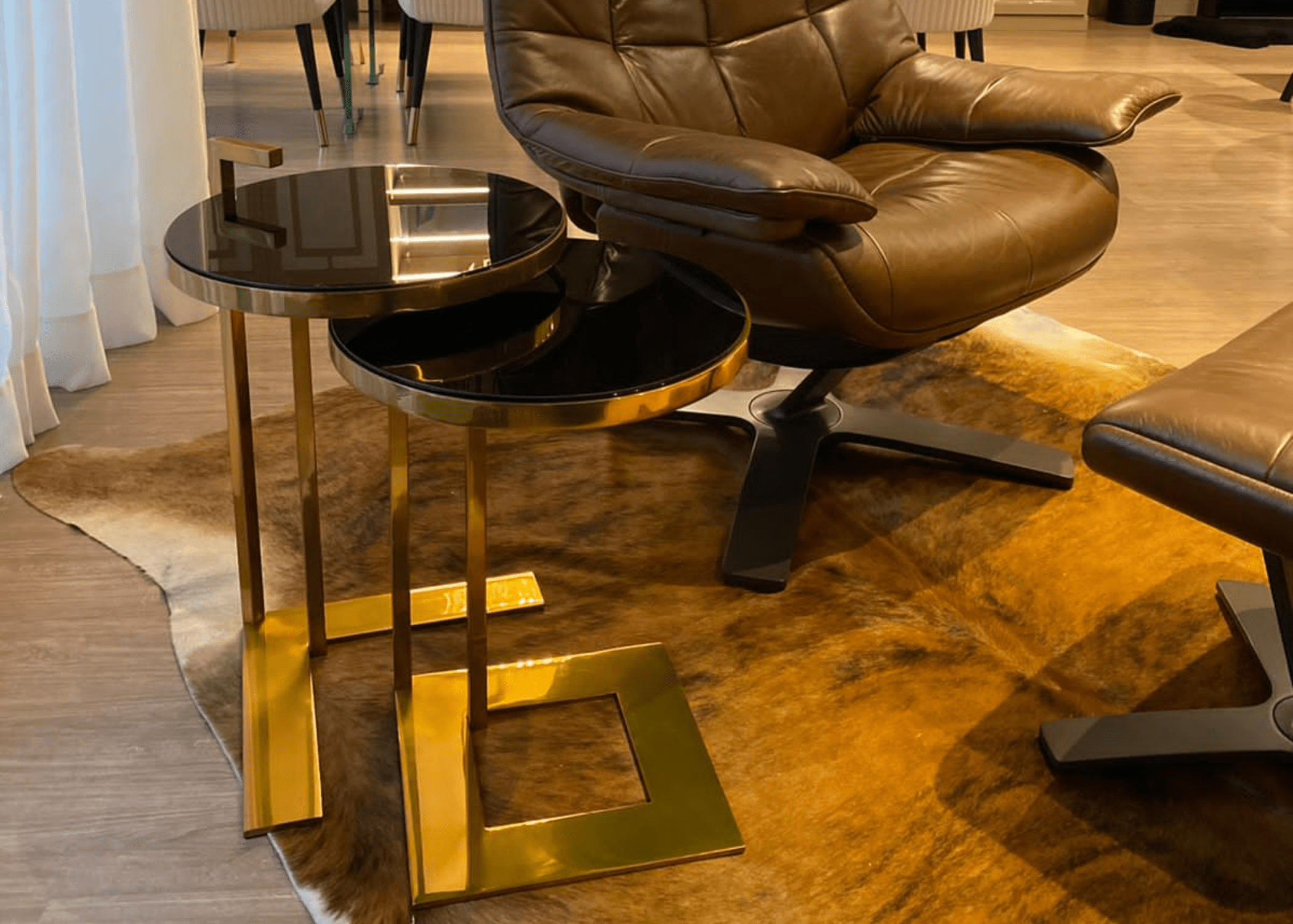 Mesa Lateral Primme com tampo laqueado, destacando sua elegância e design moderno.