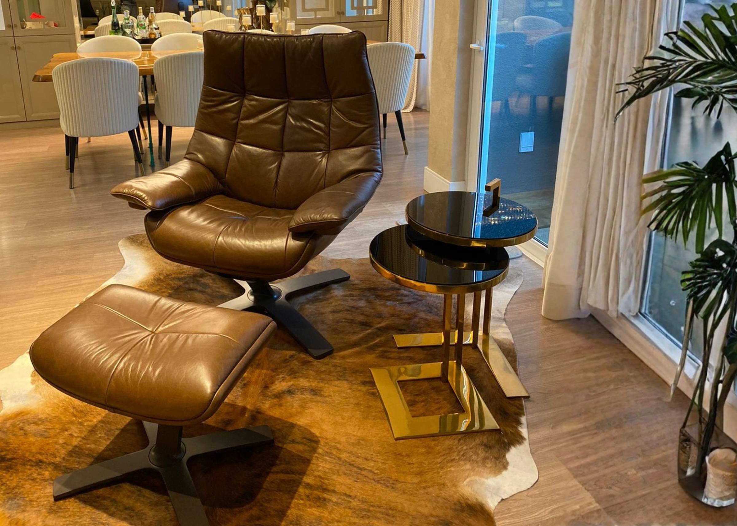 Mesa lateral Primme com base em aço inox 304 e design moderno, peça elegante para salas de estar contemporâneas.