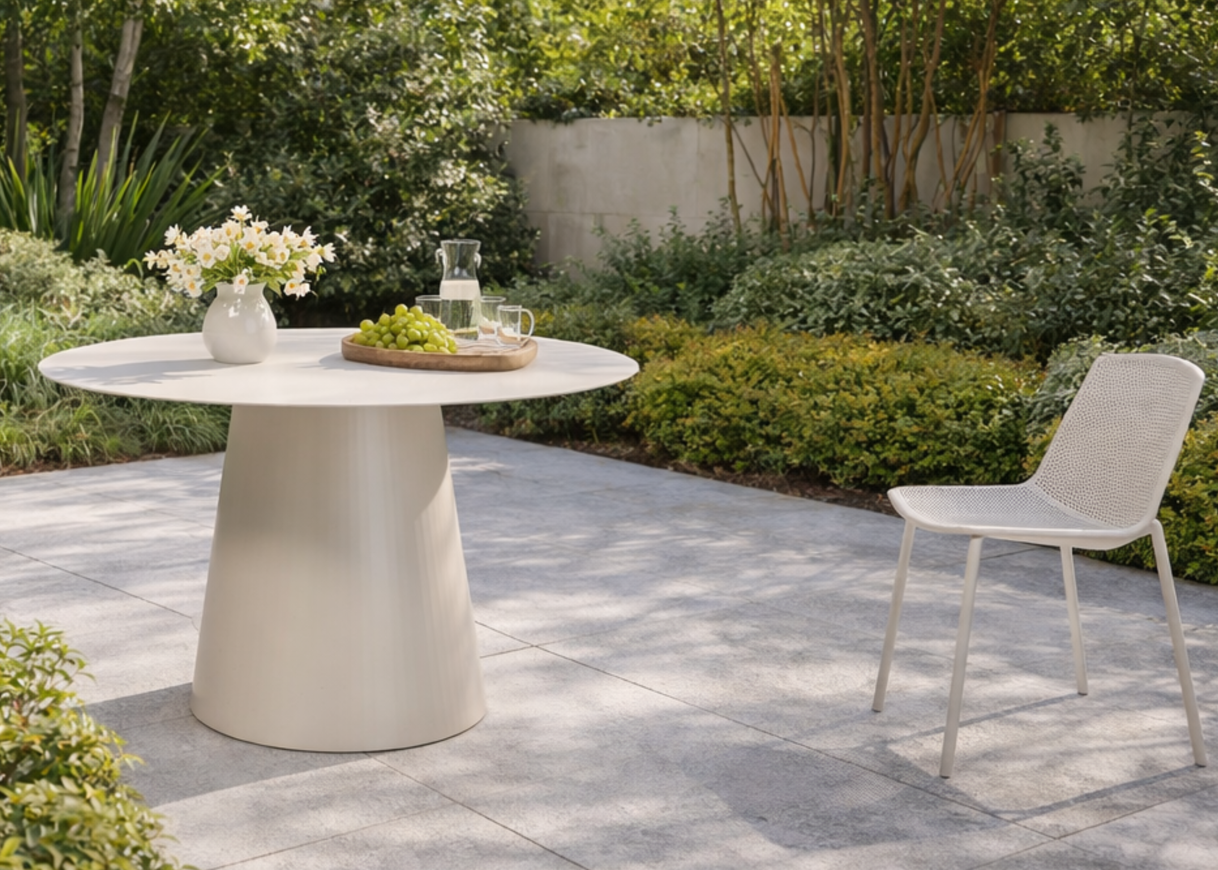 Base central da Mesa Redonda Suri em alumínio pintado, estrutura resistente com visual leve e minimalista.