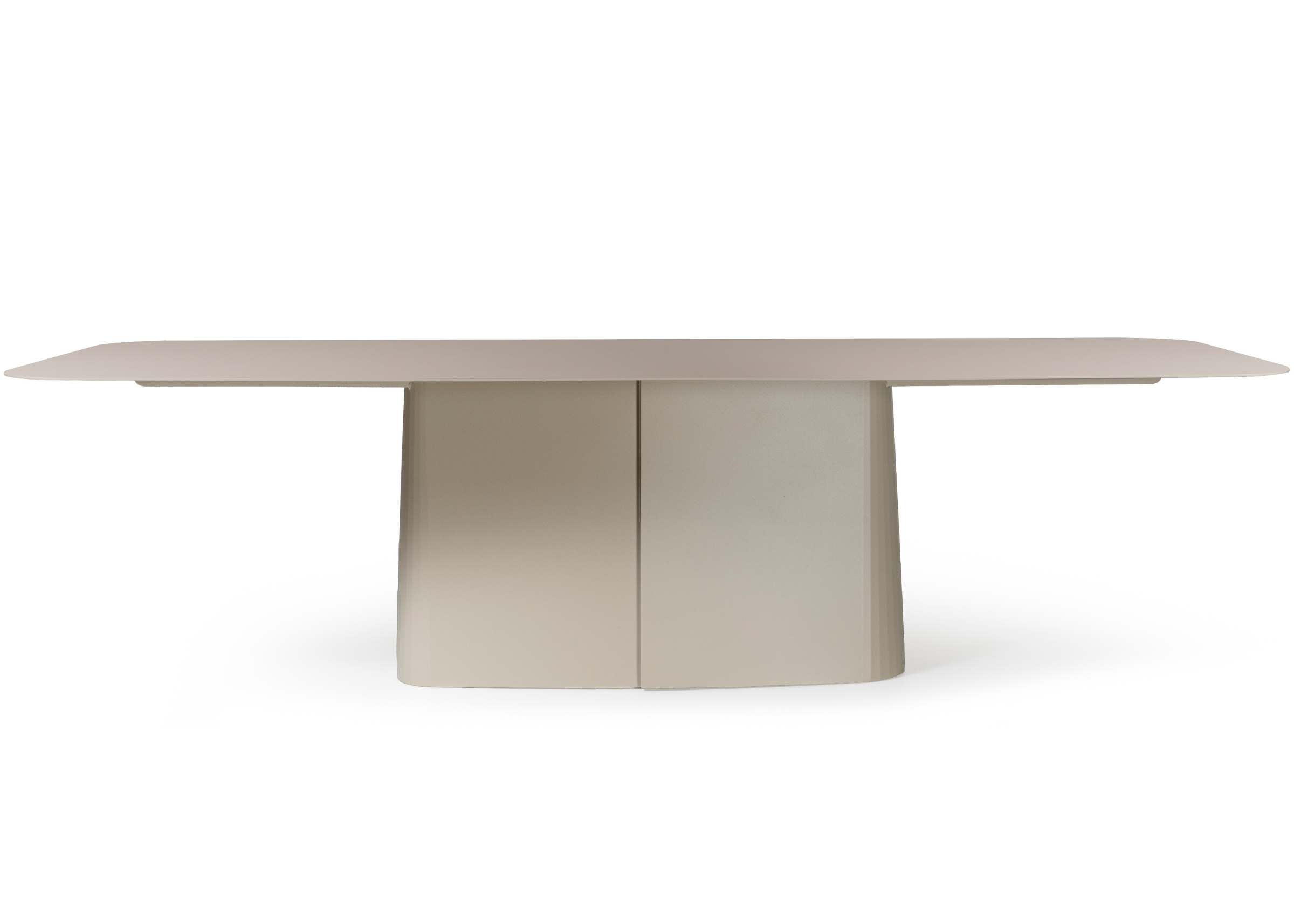 Mesa Suri em alumínio pintado com base central robusta e tampo orgânico, design moderno para salas de jantar e áreas externas.