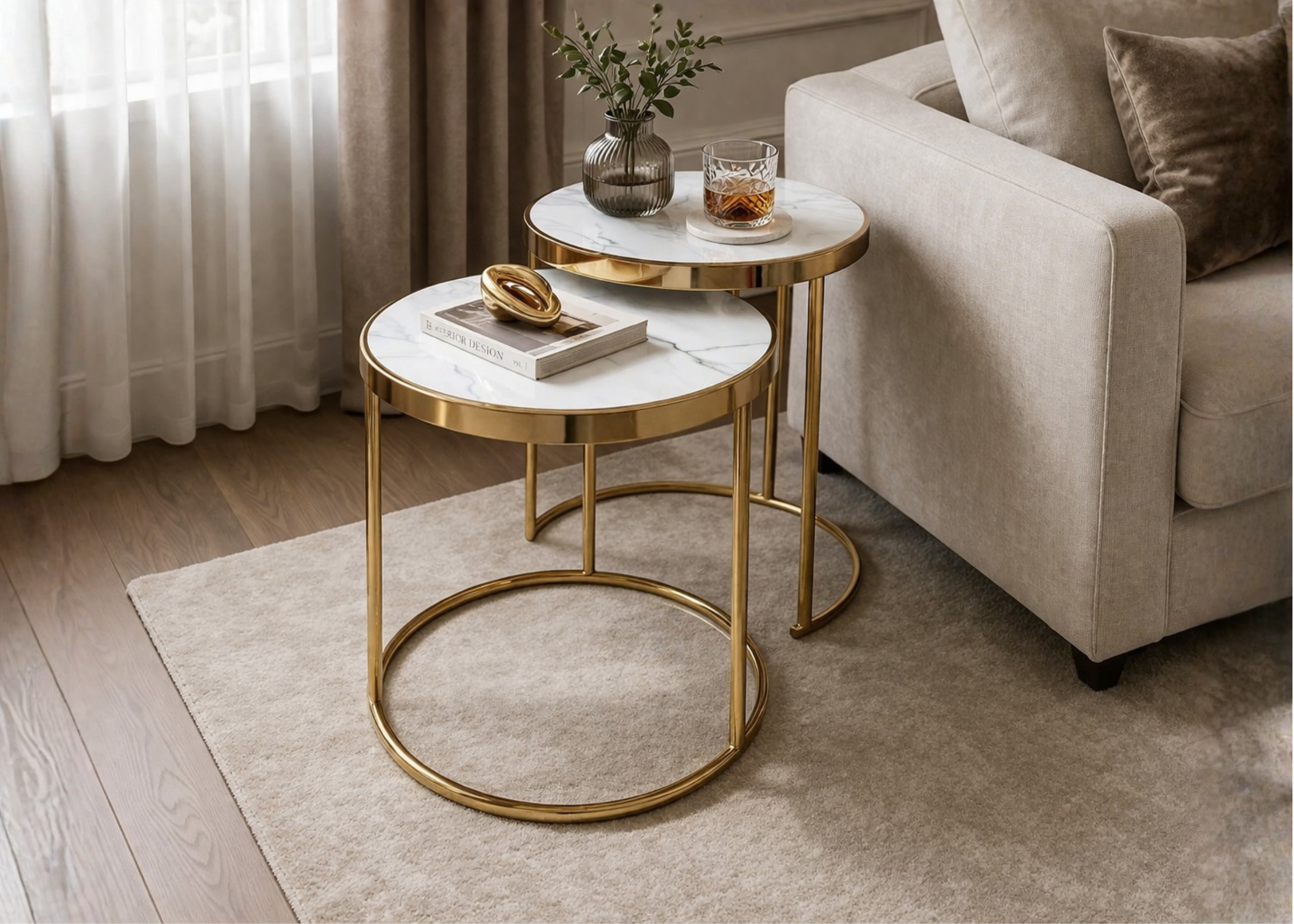 Mesa Talismã com tampo de vidro marmorizado e estrutura elegante, peça sofisticada para ambientes refinados.