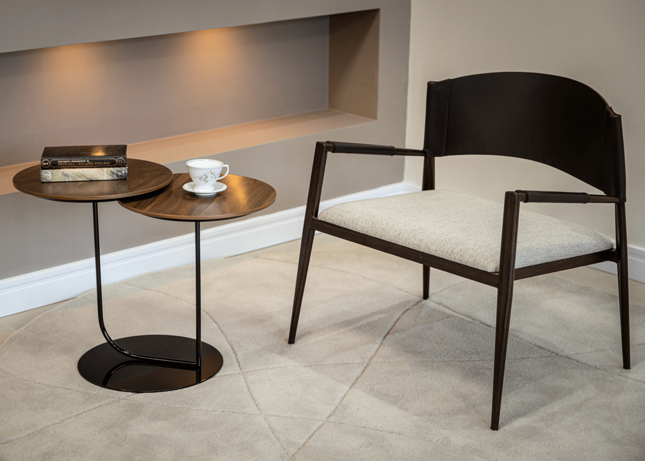 Mesa Lateral Onda com design elegante em ambiente moderno