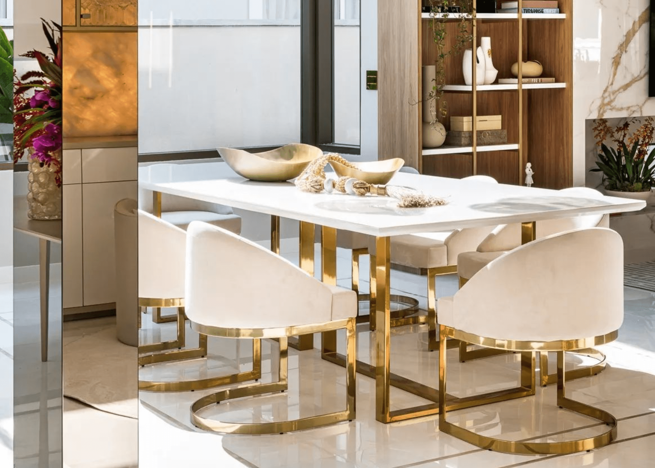 A Mesa de Jantar Eldorado em ambiente sofisticado, demonstrando como o dourado e o acabamento impecável realçam a decoração e criam uma atmosfera luxuosa.