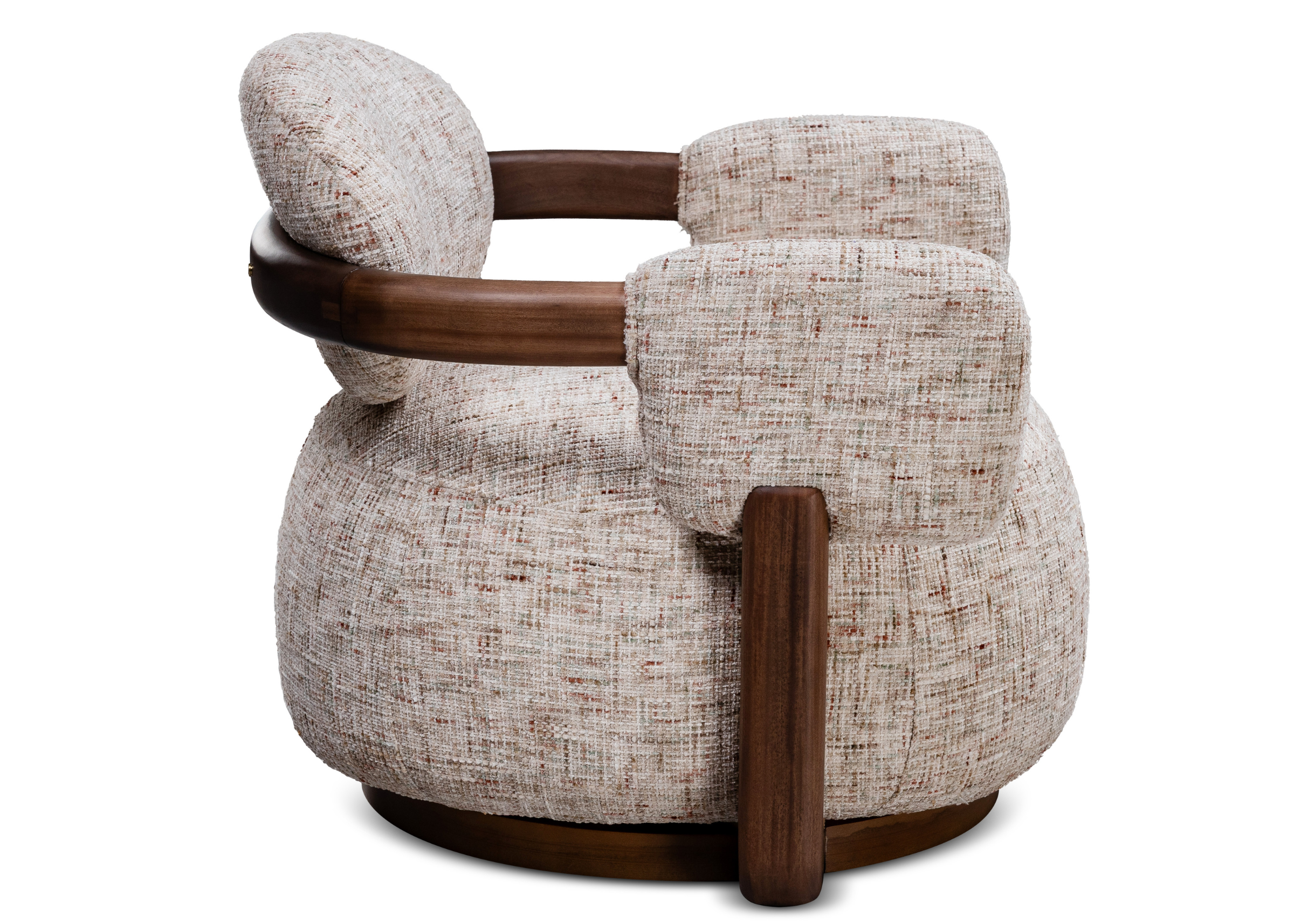 Poltrona Adria com formas orgânicas e assento volumoso, oferecendo conforto e sofisticação para ambientes contemporâneos.