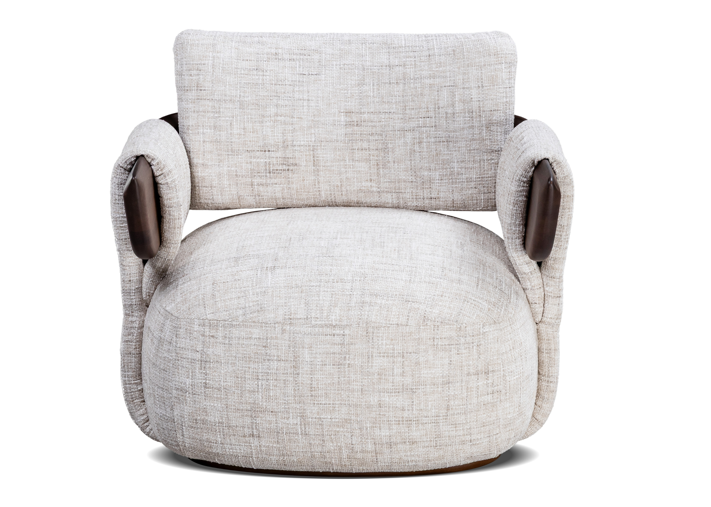 Poltrona Atlas moderna com curvas envolventes, acabamento refinado e estrutura em madeira natural para salas elegantes.