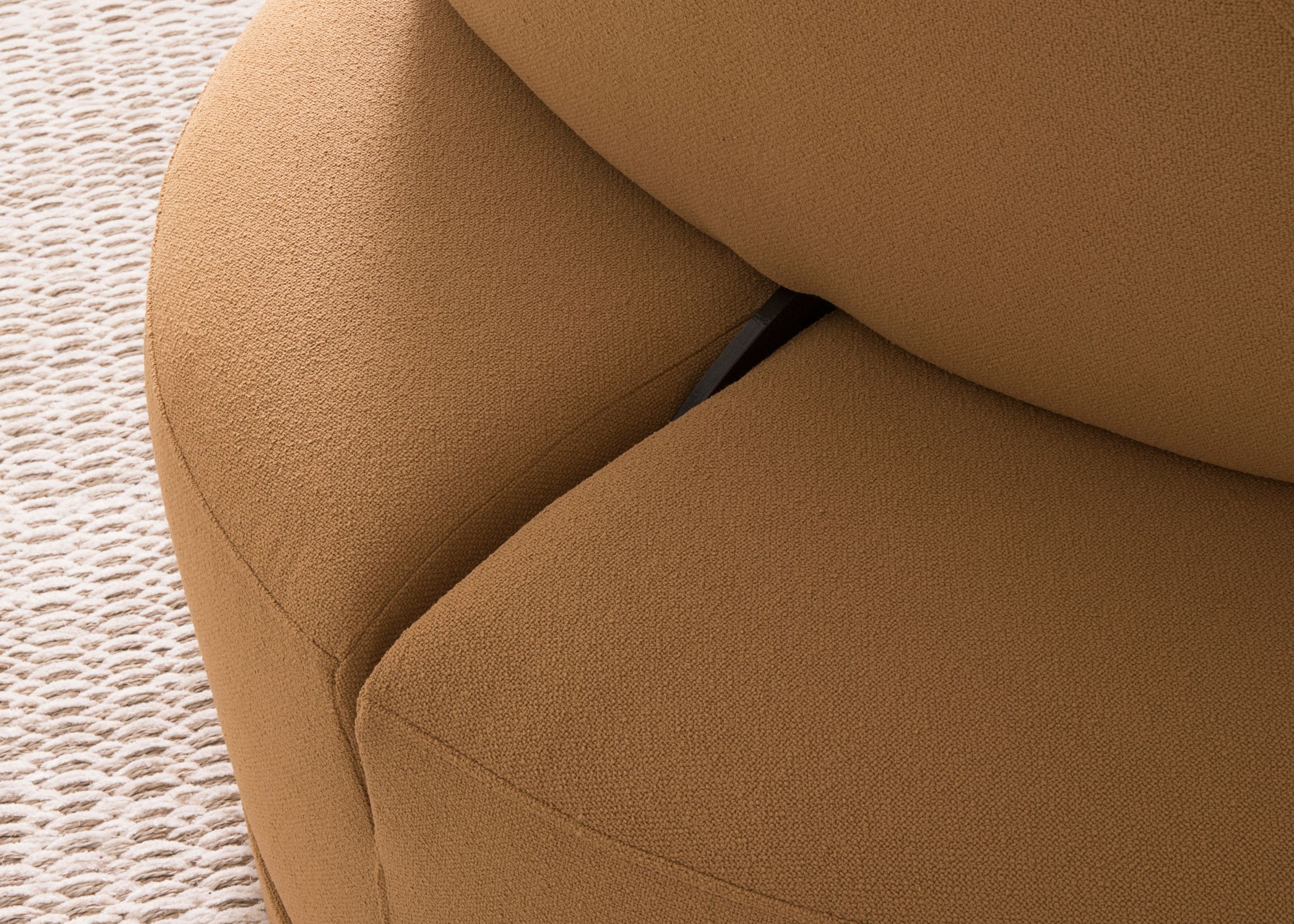 Poltrona Eleganza com estrutura robusta, curvas envolventes e conforto personalizável para diferentes momentos de uso.