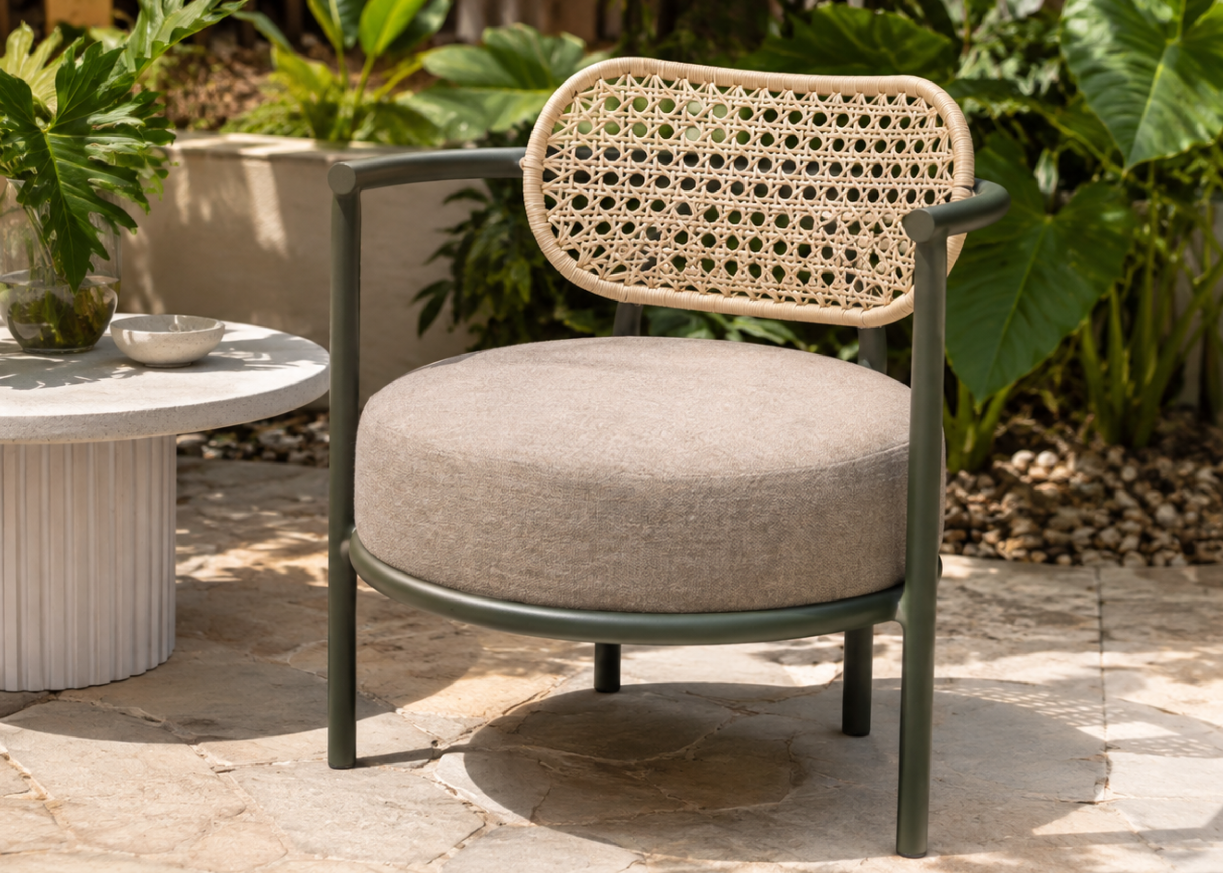 Poltrona Hard estofada com revestimento impermeável, braços integrados e estrutura resistente em alumínio pintado.