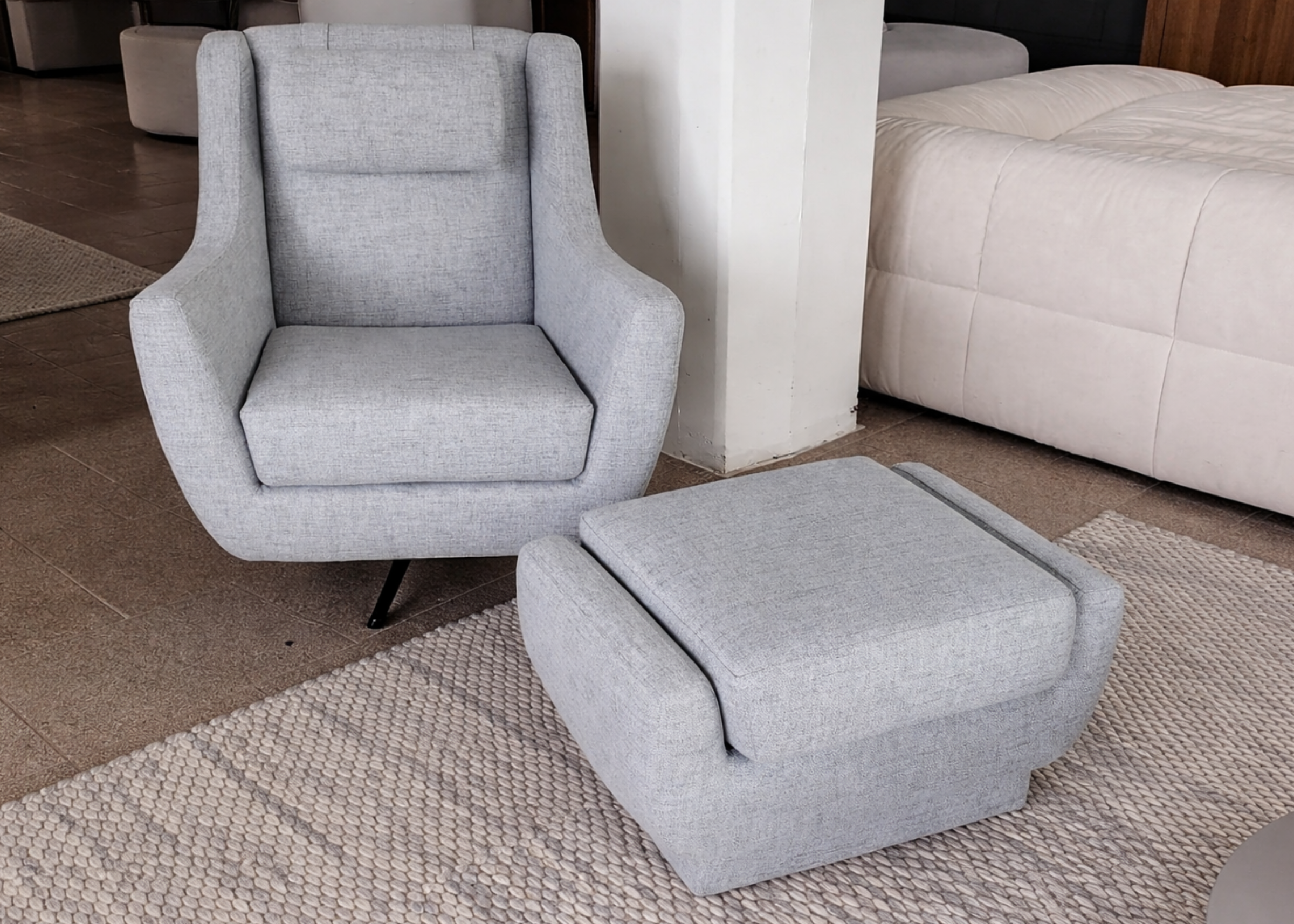 Poltrona James com estofamento macio e estrutura giratória, ideal para ambientes contemporâneos e sofisticados.