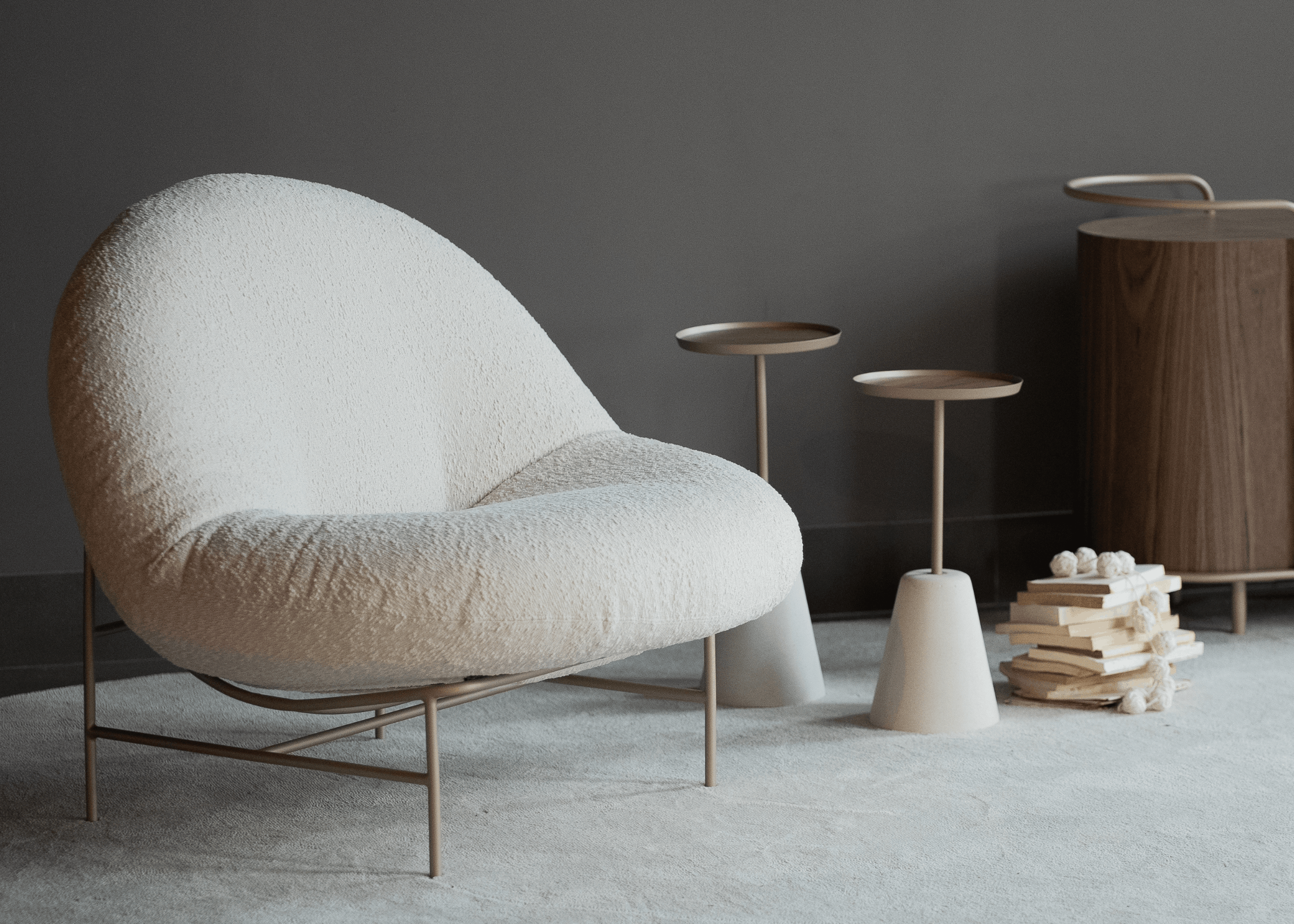 Poltrona Peter em ambiente decorado, peça confortável e sofisticada para compor salas e espaços de leitura.
