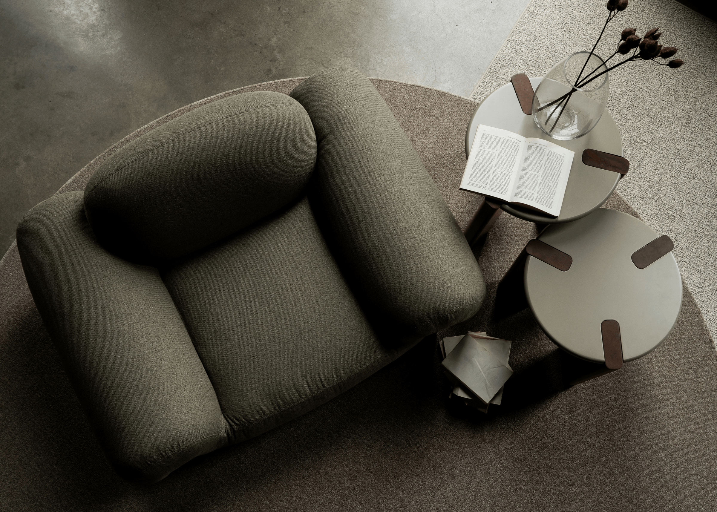 Poltrona-lana-em-living-contemporaneo-com-tapete-claro-e-mobiliario-organico