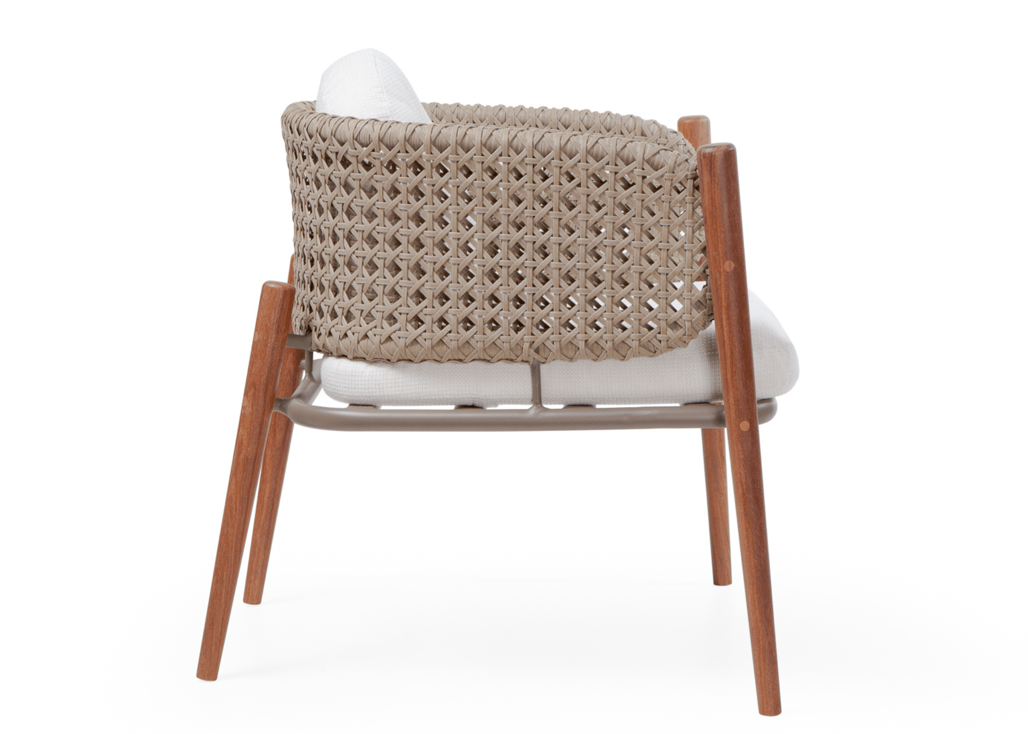 Estilo moderno: Poltrona Serenity, elegância em cada detalhe, transformando sua área externa em um ambiente acolhedor.