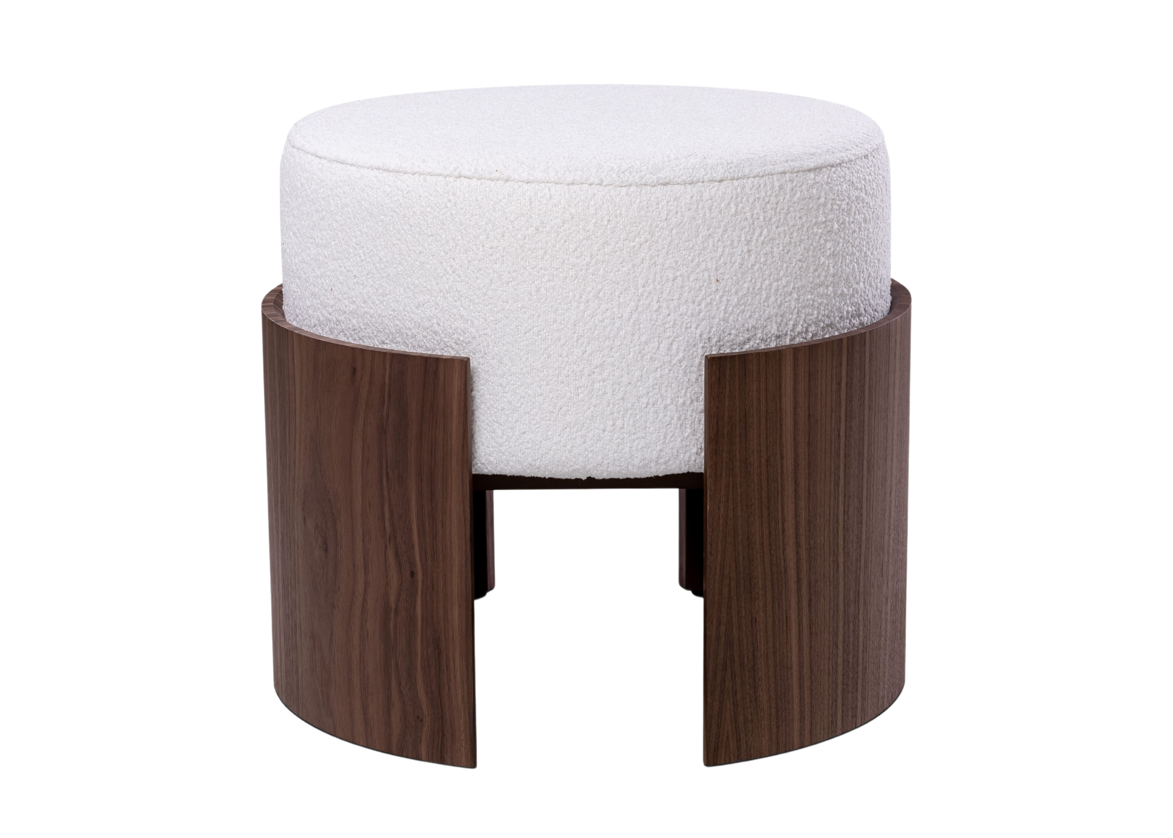 Puff Adria com assento estofado em tecido bouclé branco e base curva em lâmina de madeira natural, design moderno e sofisticado.