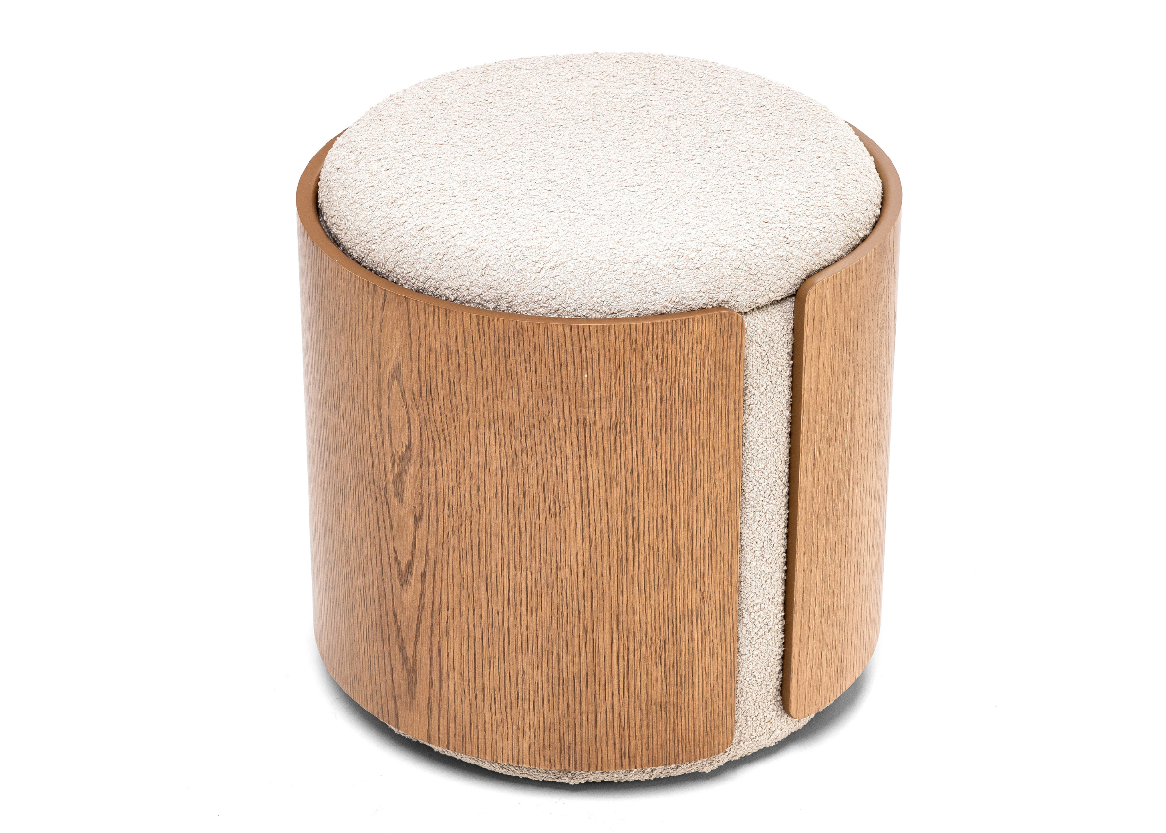 Puff Cylen com estrutura em lâmina de madeira e assento estofado em tecido, design contemporâneo e elegante.