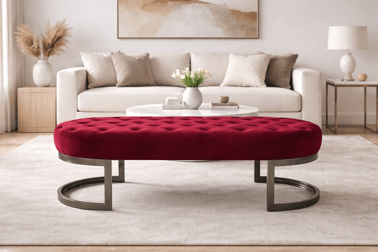 Recamier Vegas decorando sala com sofá claro, estofado capitonê em veludo e base em inox elegante