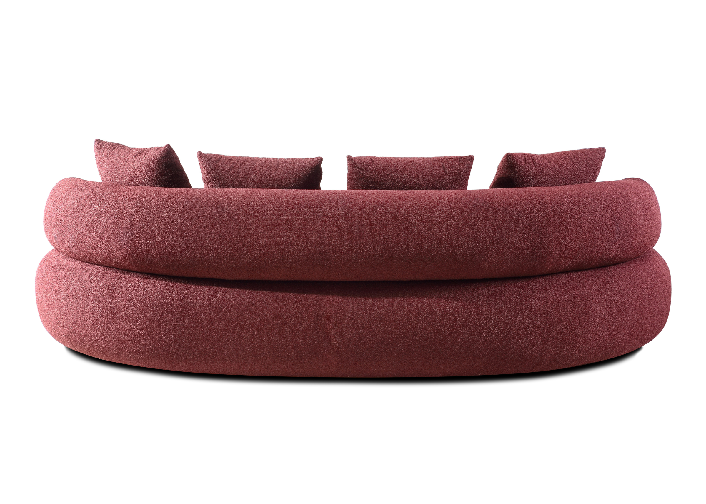 Sofá Lana com assento contínuo, almofadas soltas de encosto e design escultural, perfeito para ambientes integrados e sofisticados.