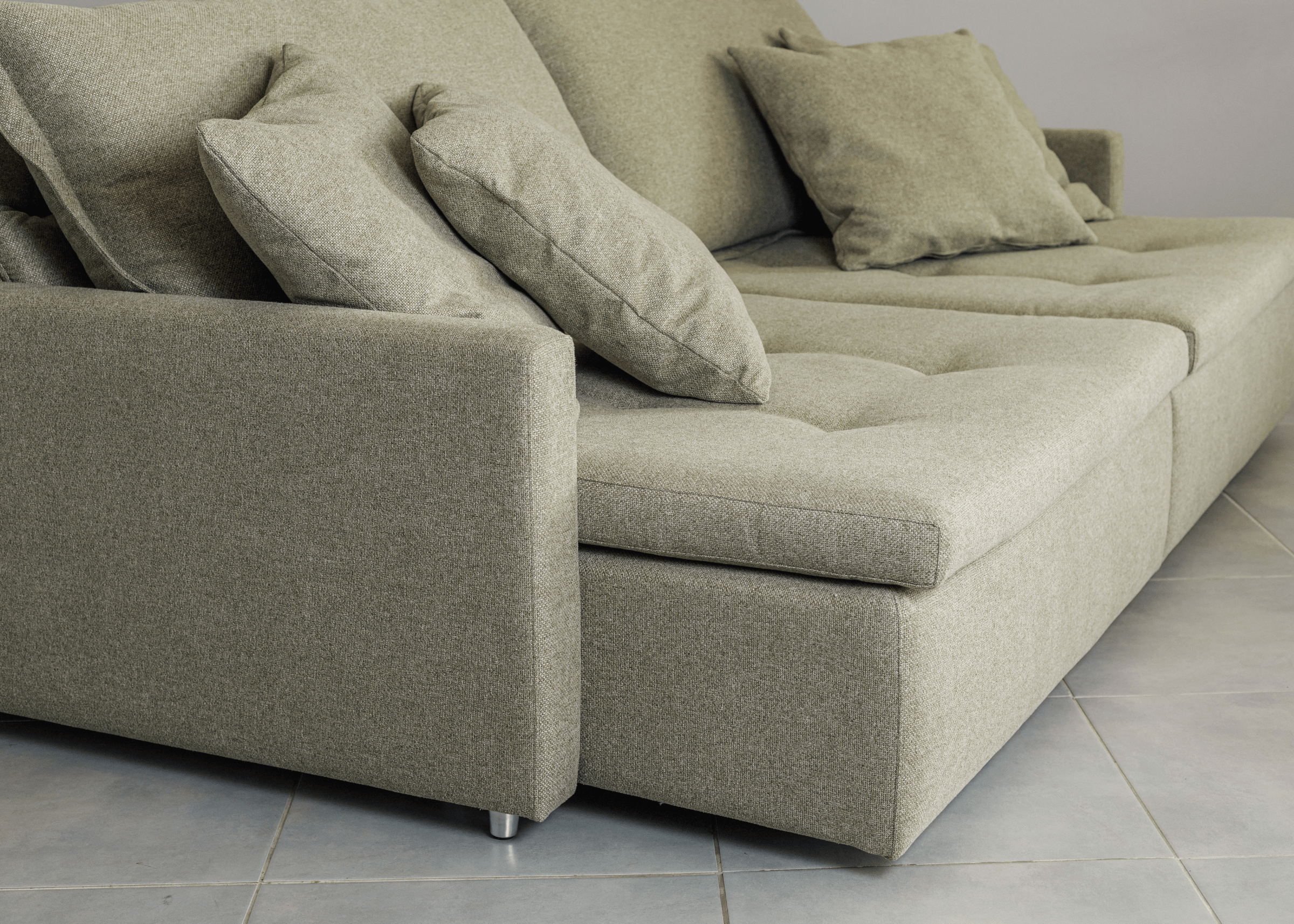 Sofa Noel em ambiente de sala moderna unindo elegancia acabamento de qualidade e conforto para familias