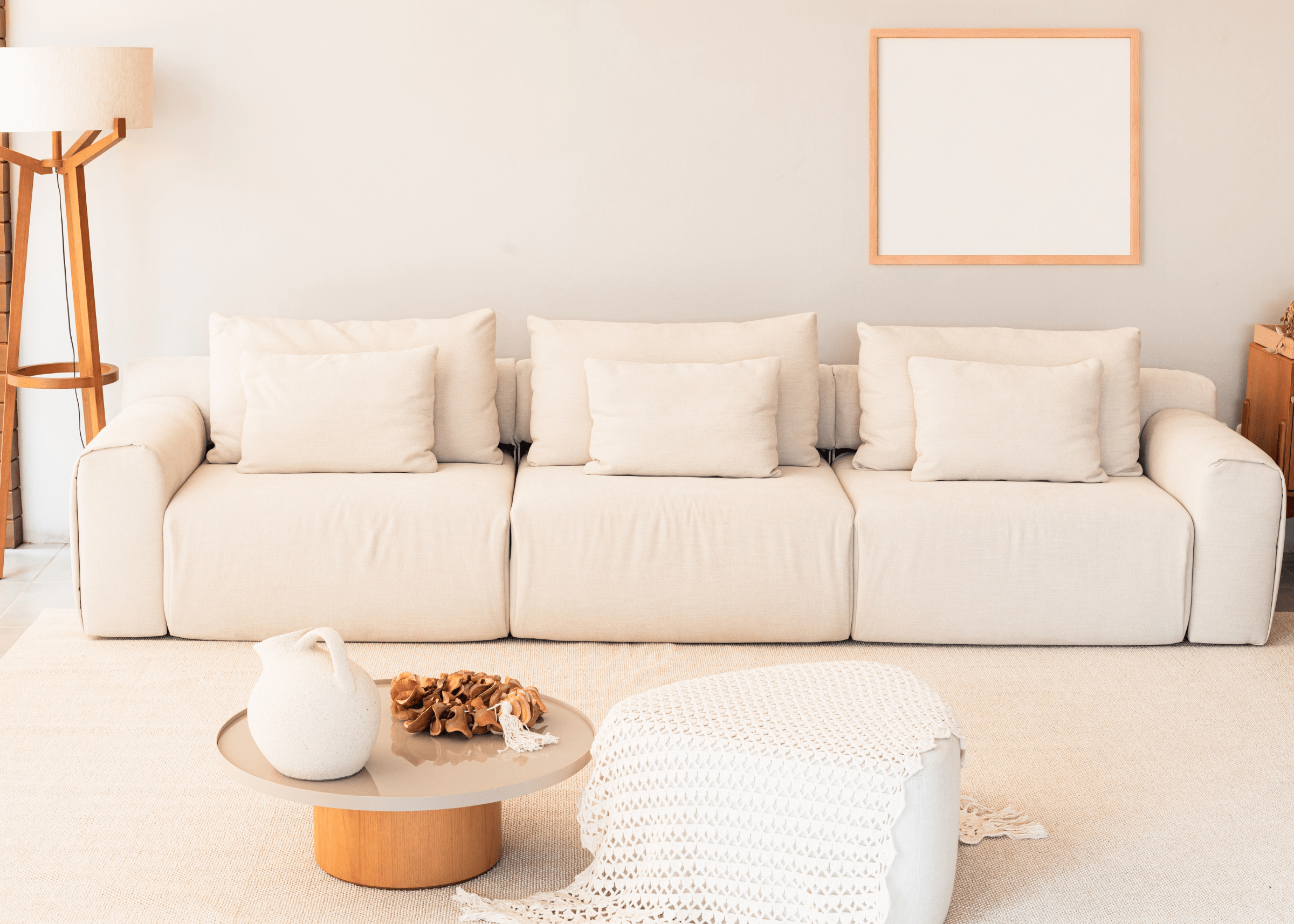 Ambiente moderno com Sofá Dante, módulos generosos e tecnologia motorizada integrada para máximo conforto e estilo.