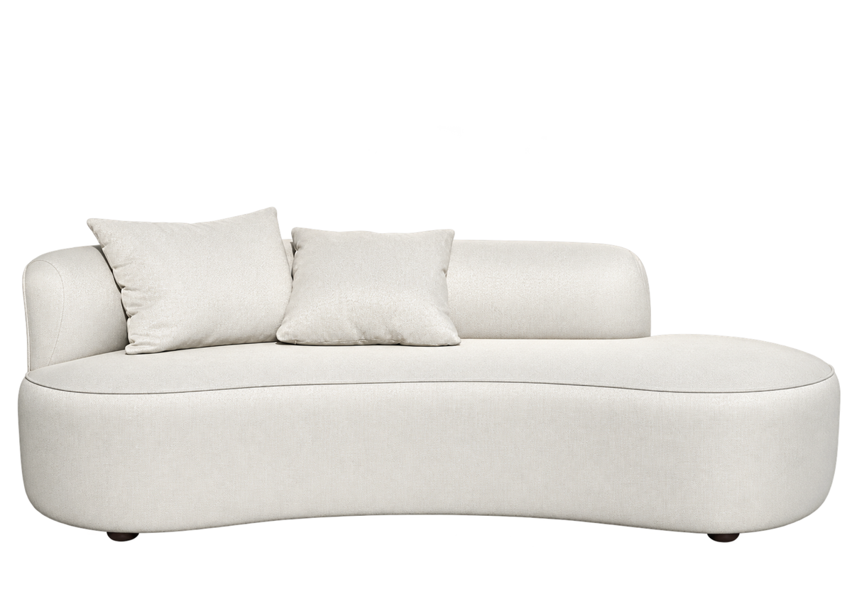 Sofá Heron estofado em tecido bege claro, com design curvo e formas orgânicas para salas contemporâneas.