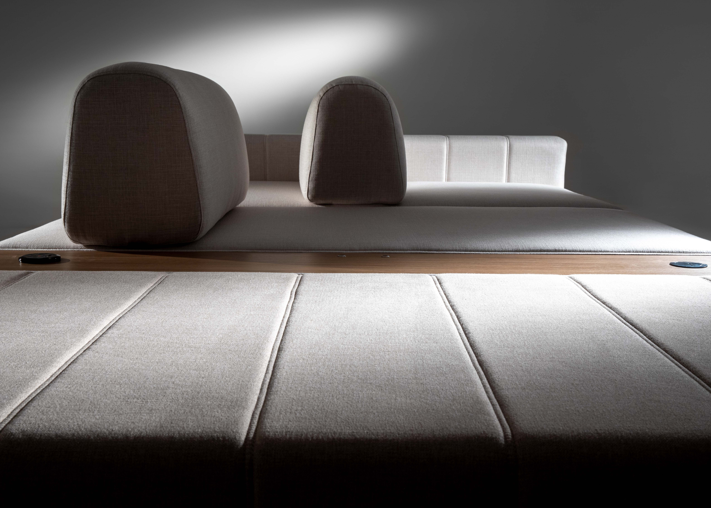 Lateral do Sofá, exibindo sua estrutura e acabamento, com destaque para a espessura das almofadas e o design moderno e elegante, ideal para proporcionar conforto e beleza para sua sala de estar.