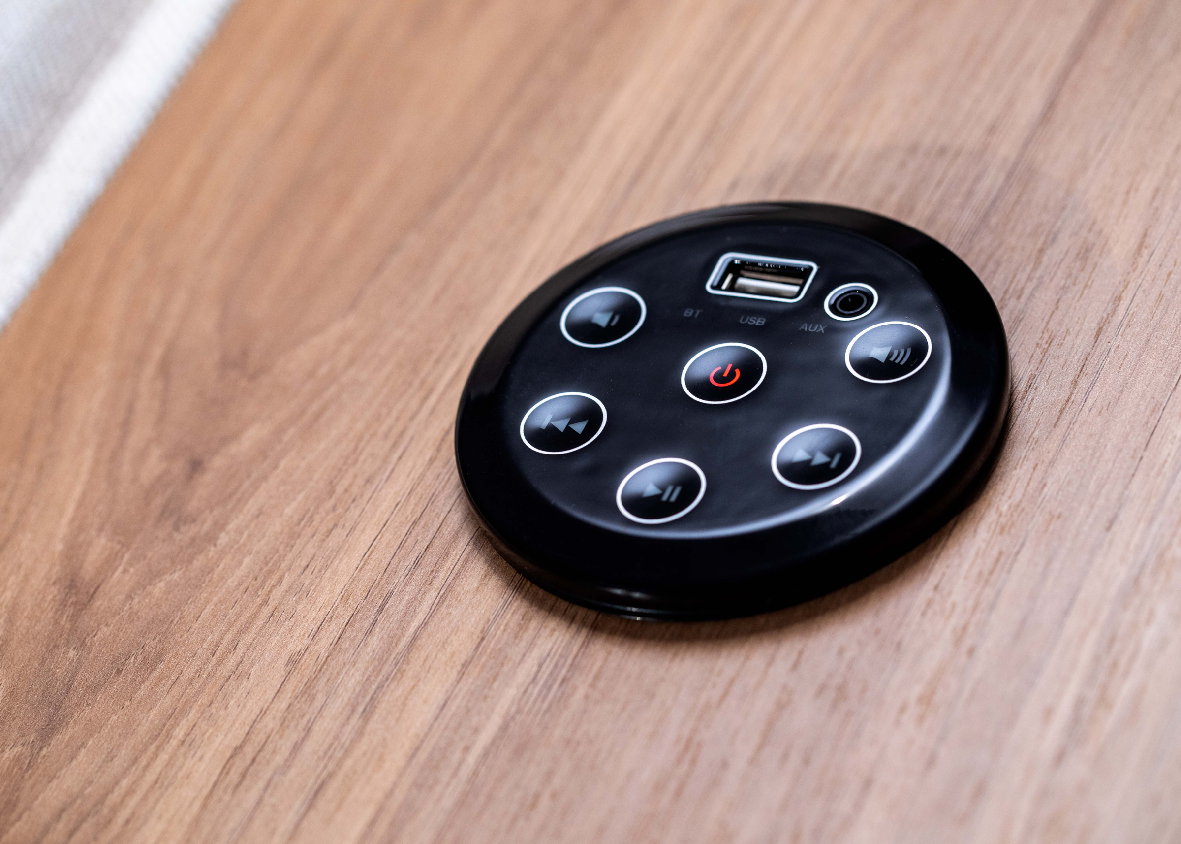 Controle Remoto do Sofá Retrátil, permitindo aos usuários ajustarem o posicionamento do encosto de forma prática e rápida, para uma experiência ainda mais confortável e personalizada.