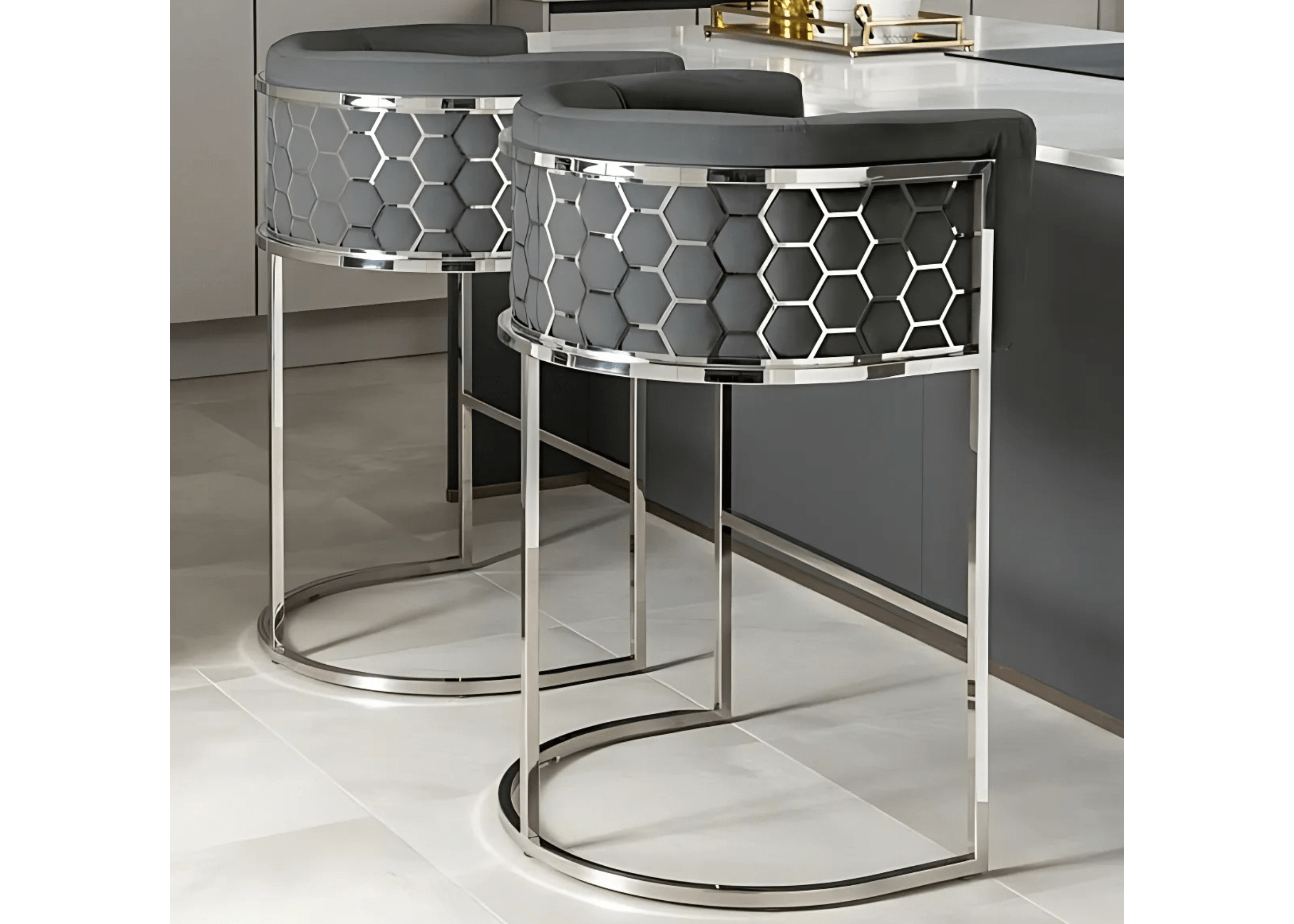 Ambiente contemporâneo com banquetas altas Europeia em aço inox cromado e encosto cinza design favo.