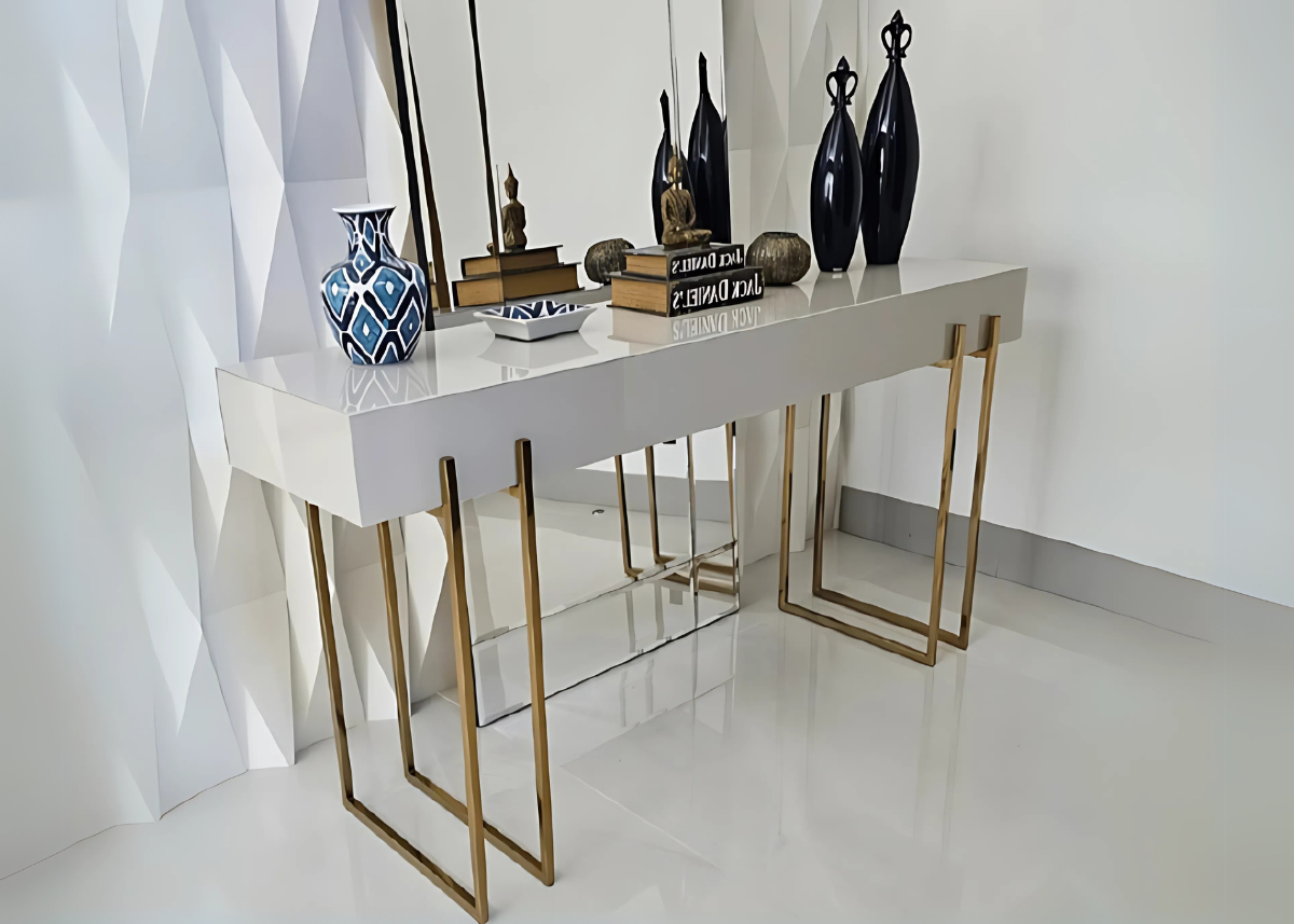 Aparador com base em inox dourado e tampo em laca branca, ideal para salas de estar luxuosas. Design contemporâneo que une sofisticação, funcionalidade e estilo, valorizando ambientes elegantes e modernos.
