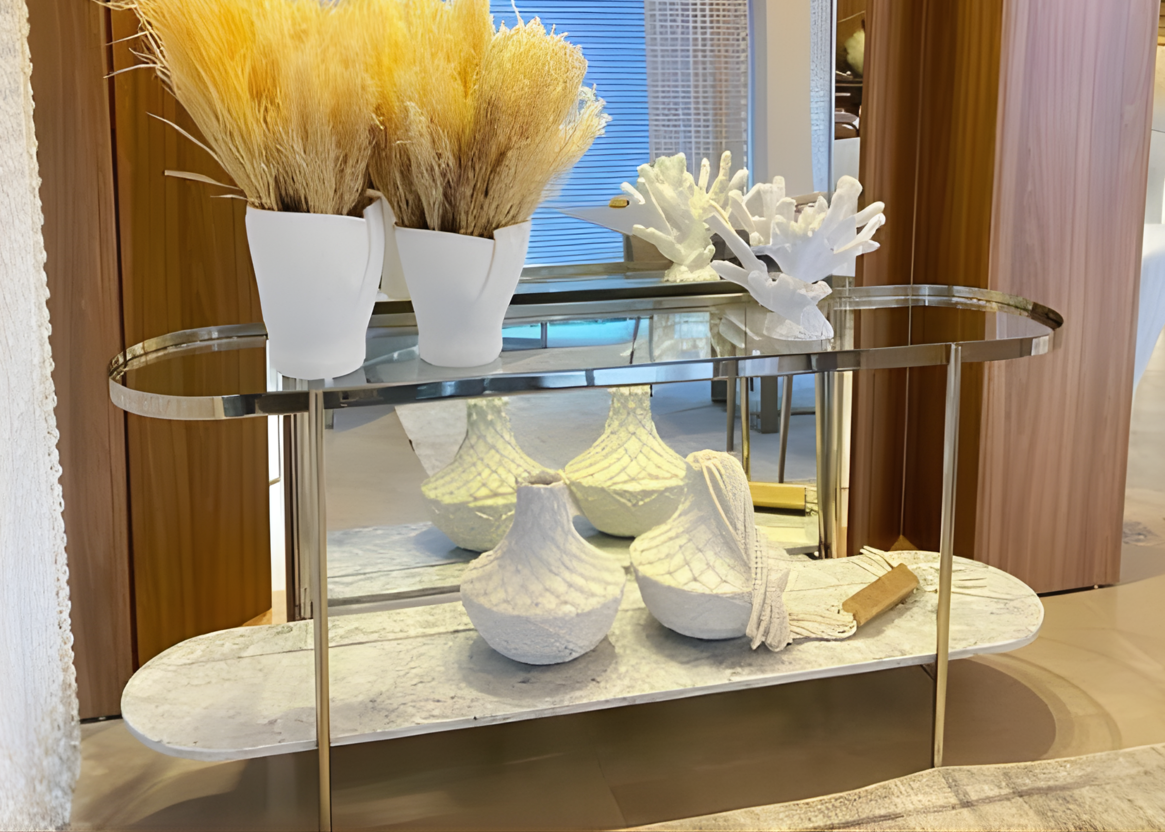 Aparador Calla com tampo em vidro transparente e em mármore, combinando elegância, sofisticação e design contemporâneo para o ambiente.