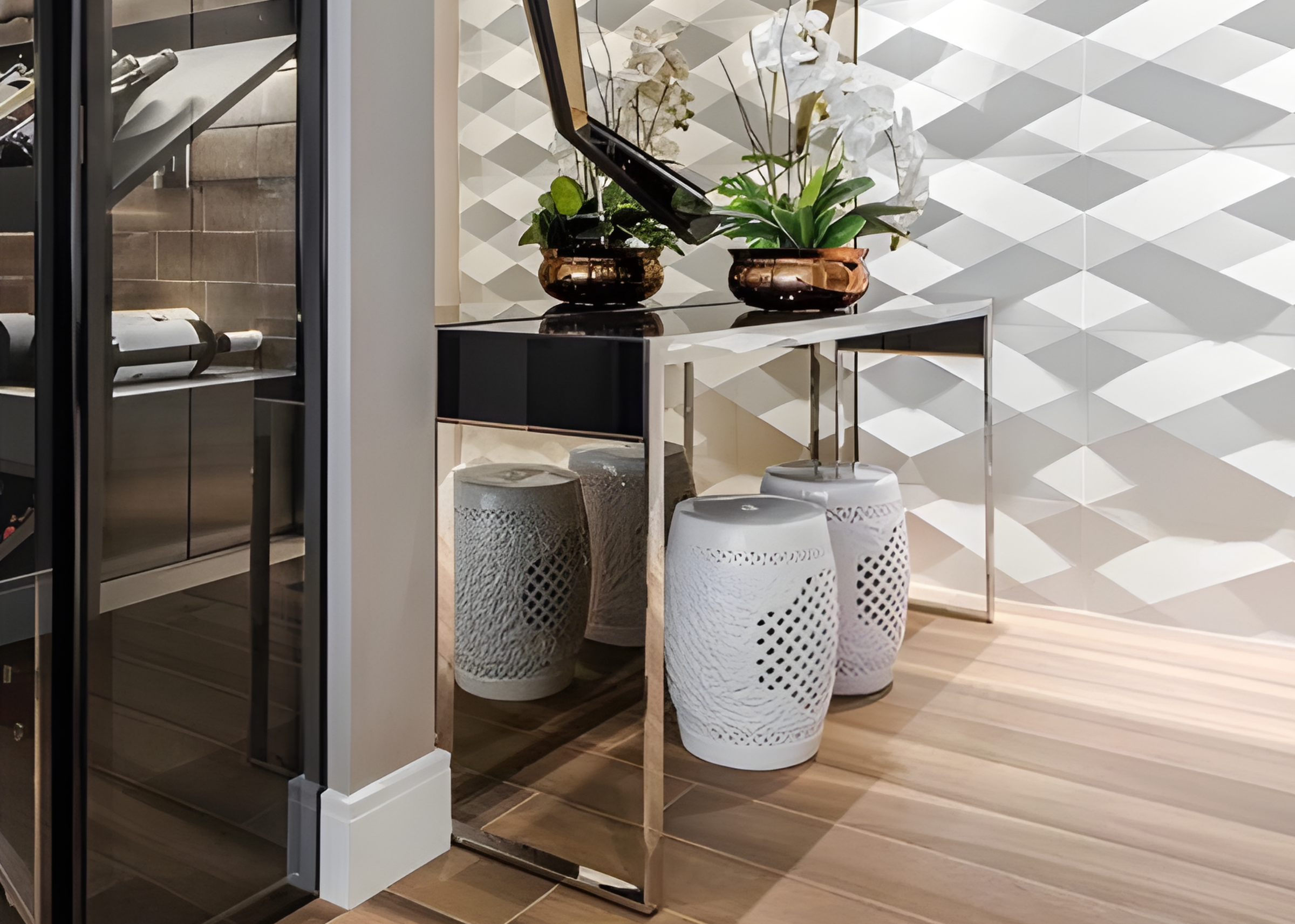 Aparador Channel com tampo de vidro preto e base dourada, um móvel luxuoso que adiciona elegância e modernidade à decoração.