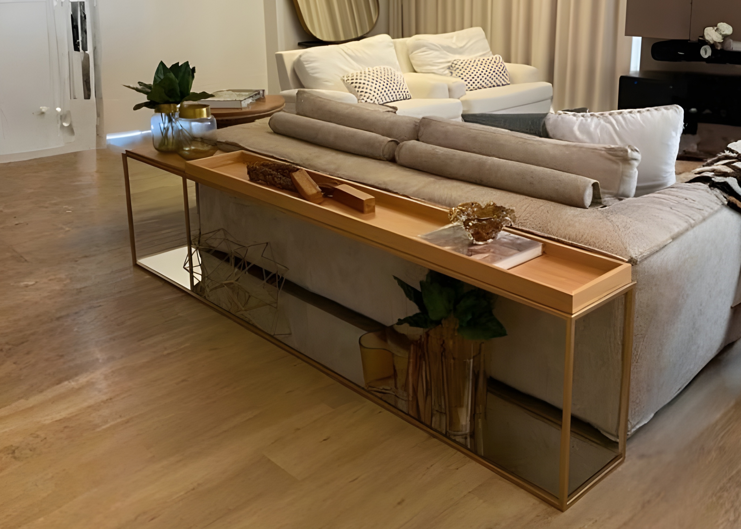Aparador de sofá Lola em ambiente sofisticado com acabamento em madeira e base em aço inox, apresentando design elegante e funcional, ideal para compor salas modernas e refinadas.