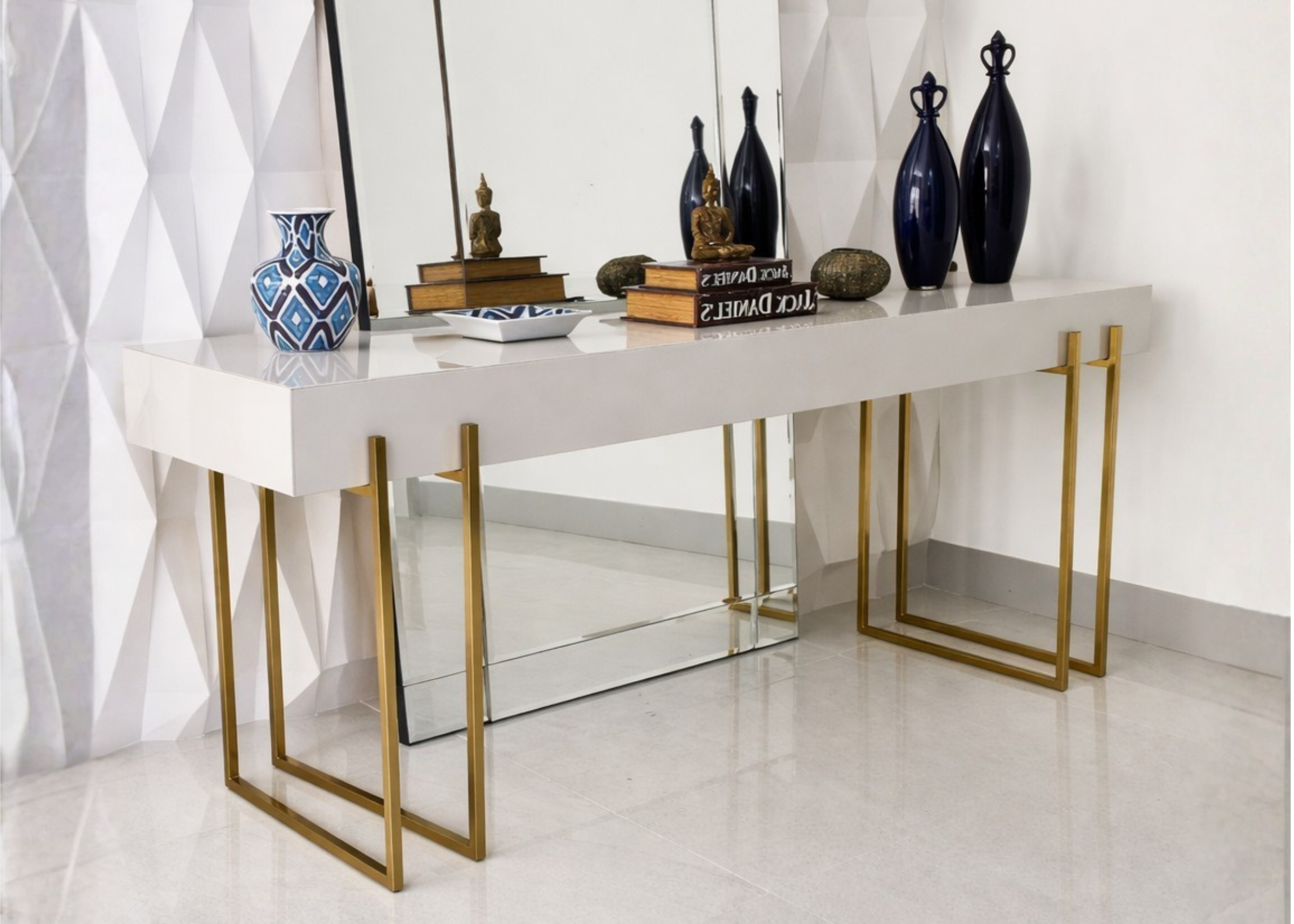 Aparador com base em inox dourado e tampo em laca branca, ideal para salas de estar luxuosas. Design contemporâneo que une sofisticação, funcionalidade e estilo, valorizando ambientes elegantes e modernos.