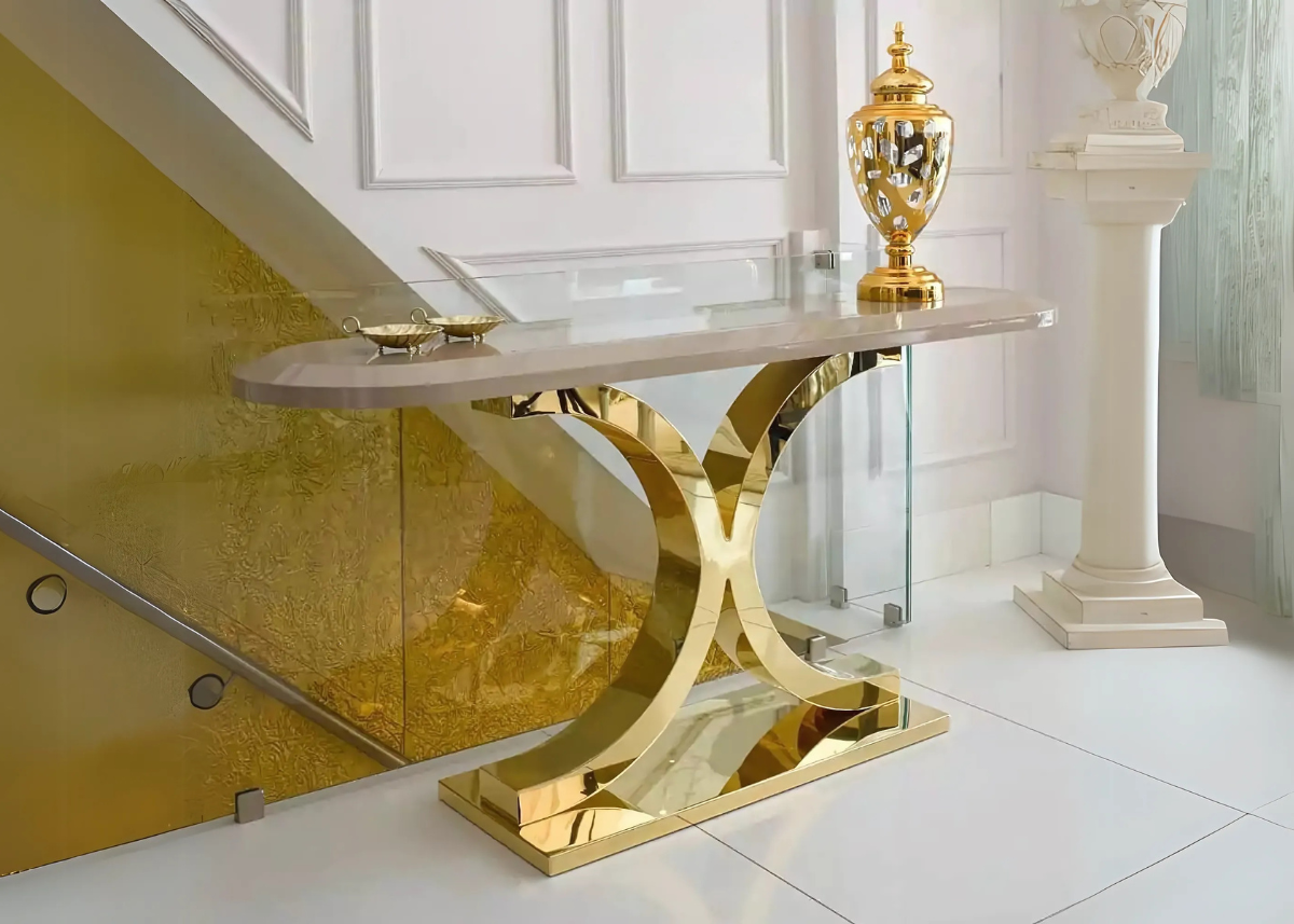 Aparador luxuoso com base em inox dourado e tampo em vidro marmorizado, perfeito para salas de estar sofisticadas. Design exclusivo que combina elegância, modernidade e funcionalidade, elevando a decoração do ambiente.
