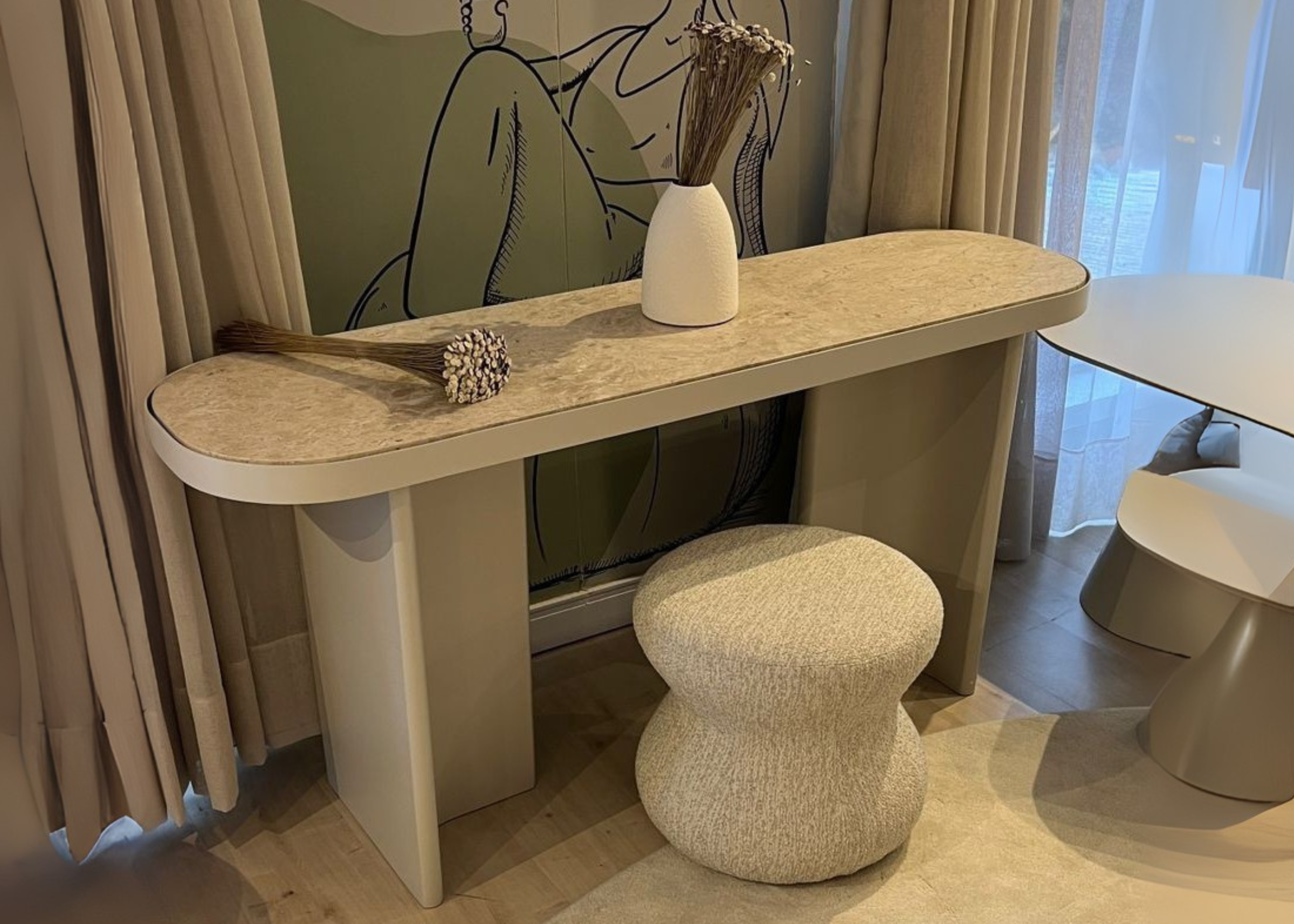Aparador modelo Nilo com tampo em travertino e base em laca. Design luxuoso e sofisticado para compor ambientes refinados.