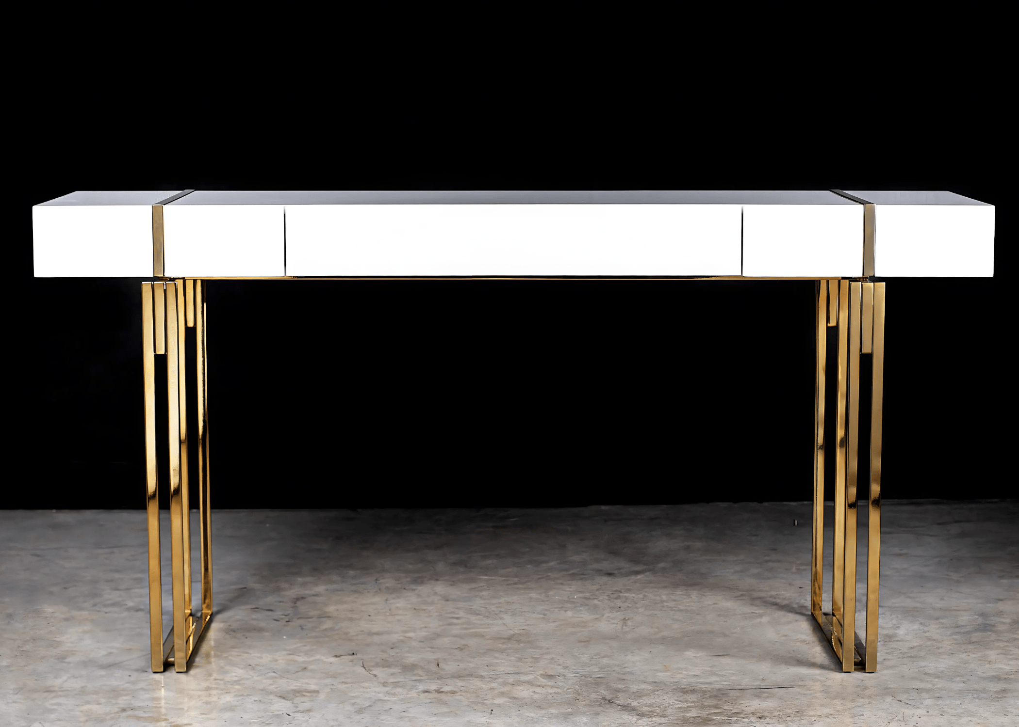 Aparador Martim com acabamento laqueado branco e base em inox dourado. Móvel elegante e moderno para salas de estar ou halls de entrada.
