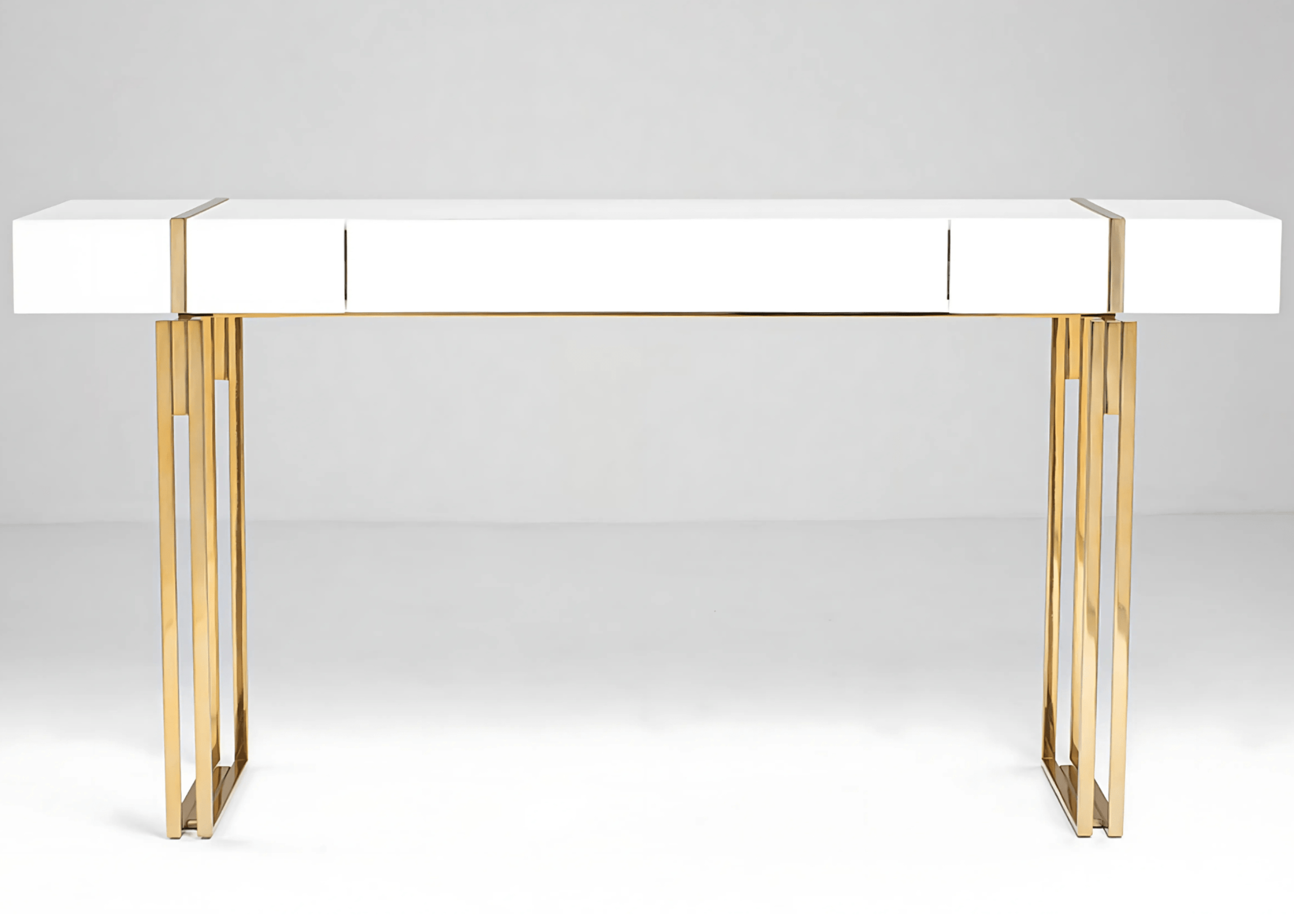 Aparador Martim em laca branca com base em inox dourado, móvel moderno e elegante para ambientes contemporâneos.