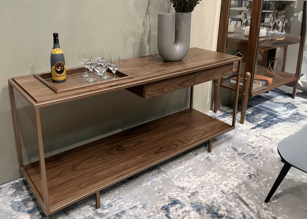 Aparador Esmeralda com design modernista e base metálica.. Ideal para ambientes contemporâneos como hall ou sala de estar.