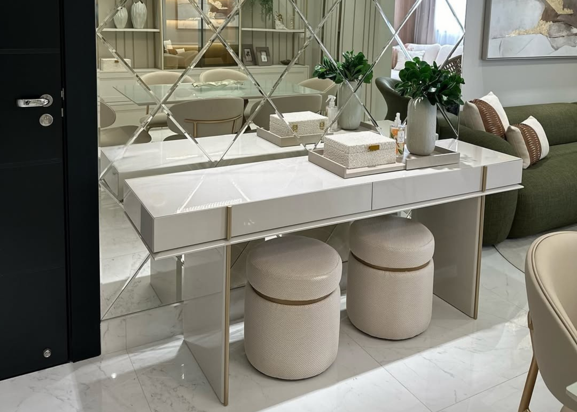 Aparador de sala de jantar moderna com acabamento laqueado branco e filete dourado, modelo Vianello, ideal para uma decoração contemporânea.