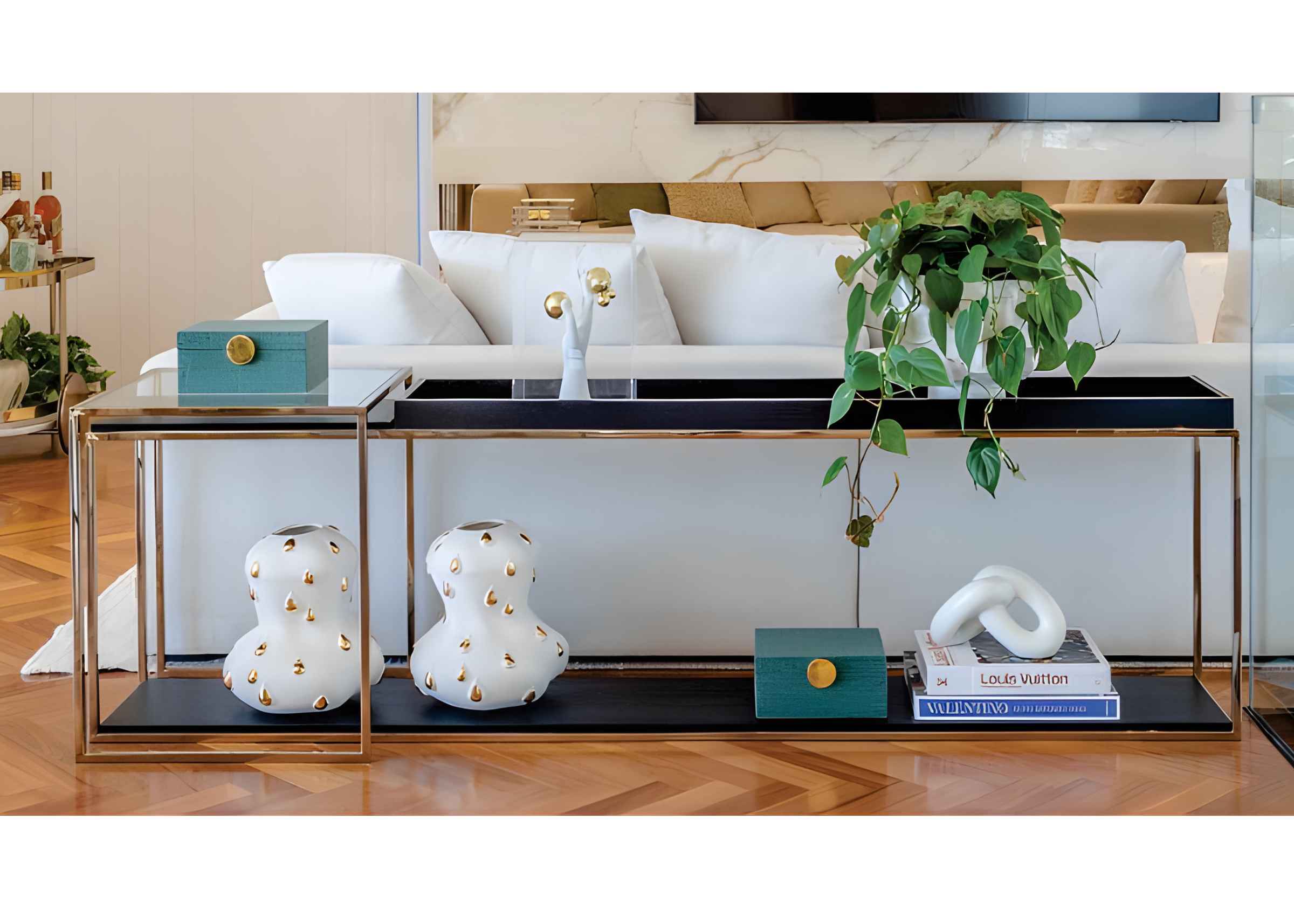 Aparador Sofá Lola, peça de requinte que complementa a sala de estar com um toque luxuoso e contemporâneo.