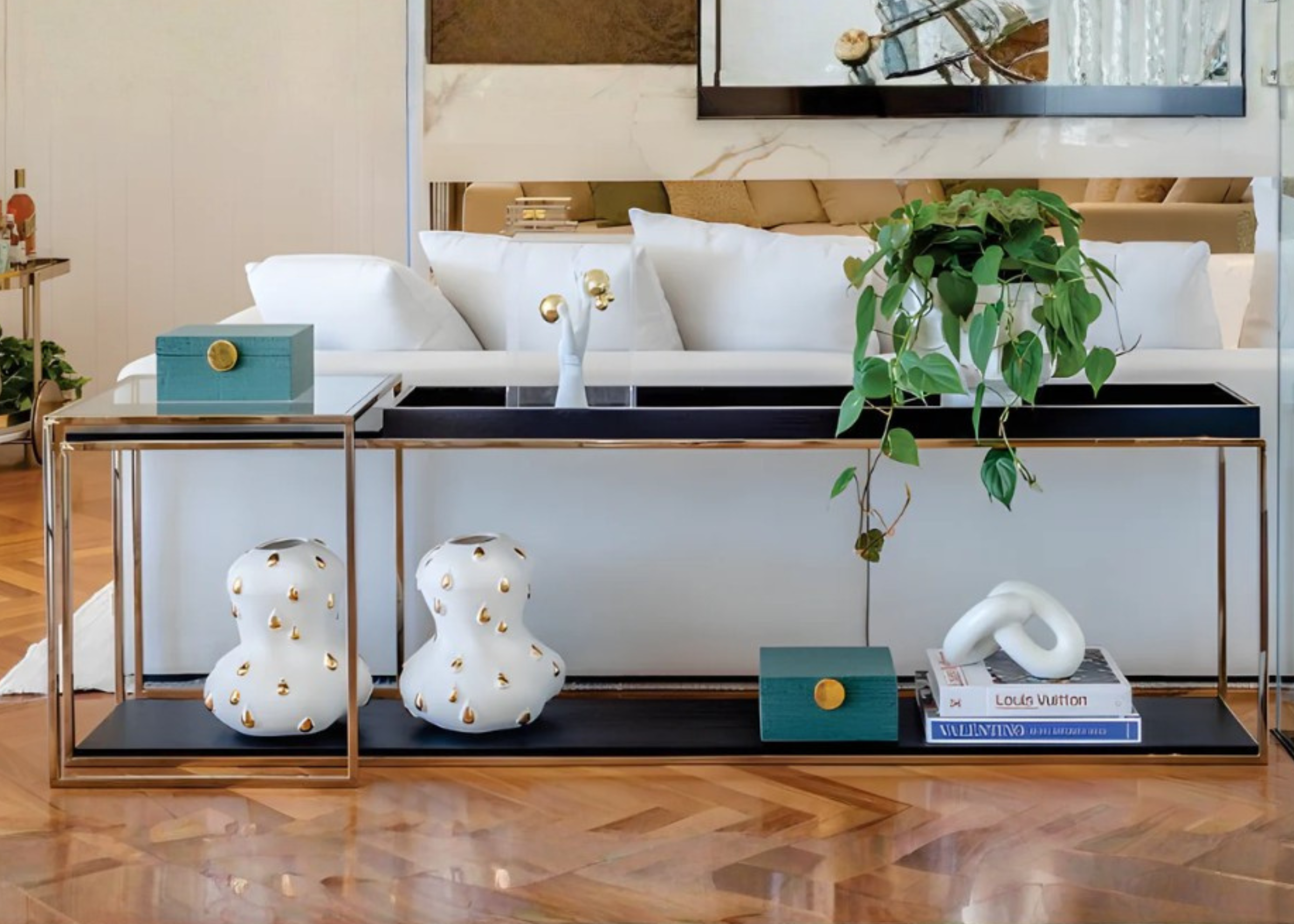 Aparador Sofá Lola, peça de requinte que complementa a sala de estar com um toque luxuoso e contemporâneo.
