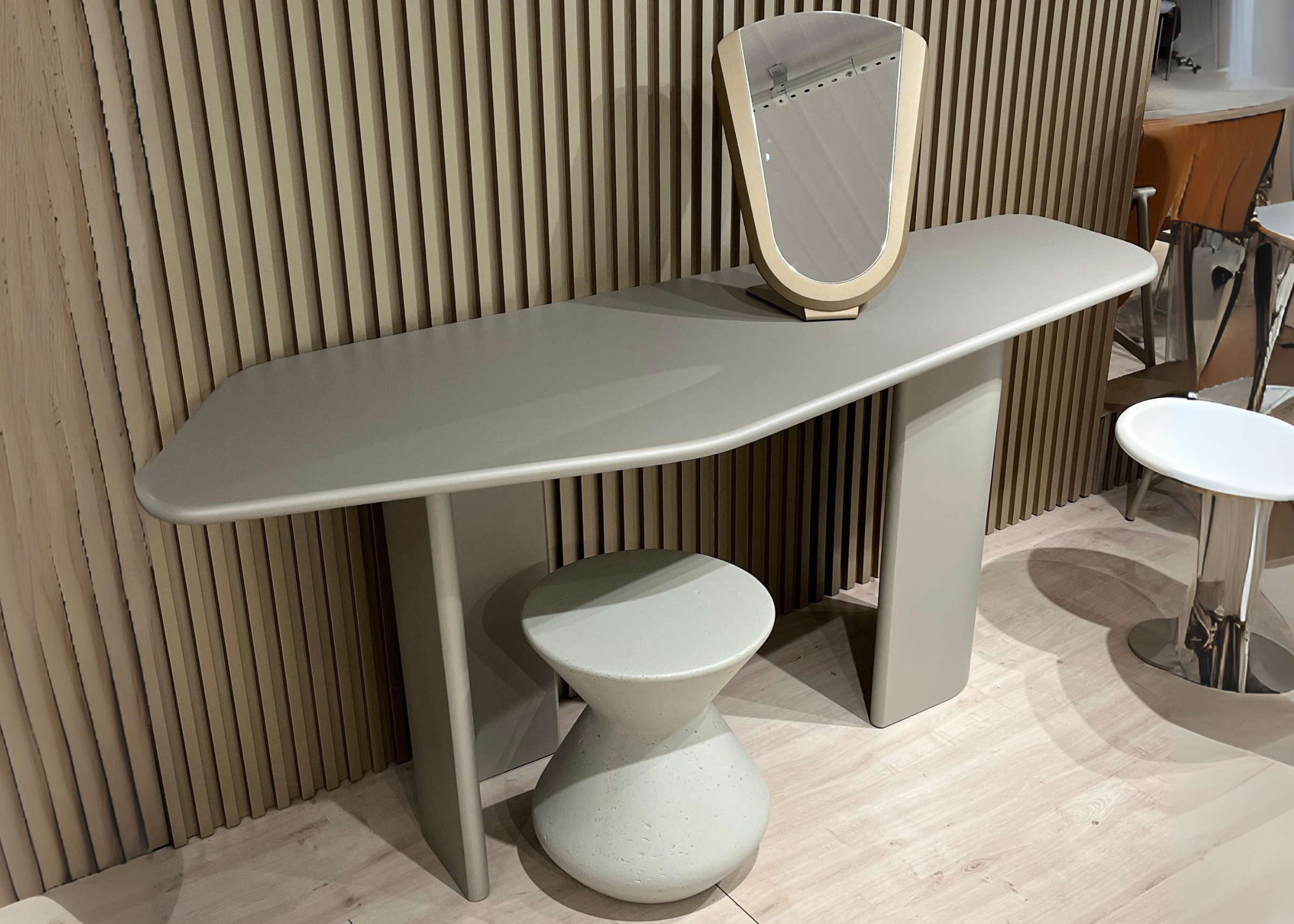 Aparador modelo Fly com tampo orgânico e acabamento em laca cinza. Estilo contemporâneo para ambientes modernos e elegantes.