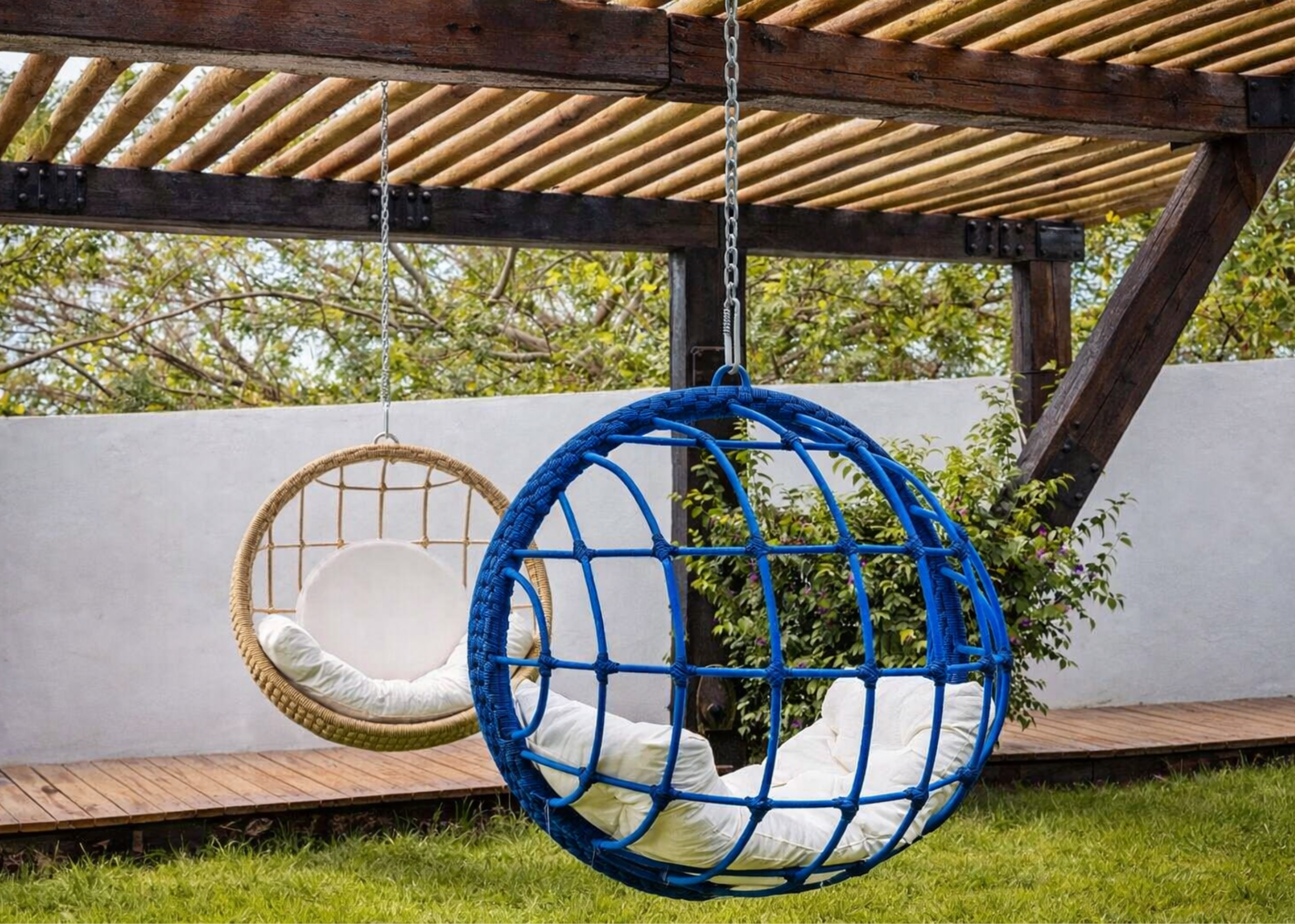 Balanço suspenso para área externa modelo Madri, com estrutura resistente e revestimento em corda náutica, ideal para ambientes externos elegantes e aconchegantes.