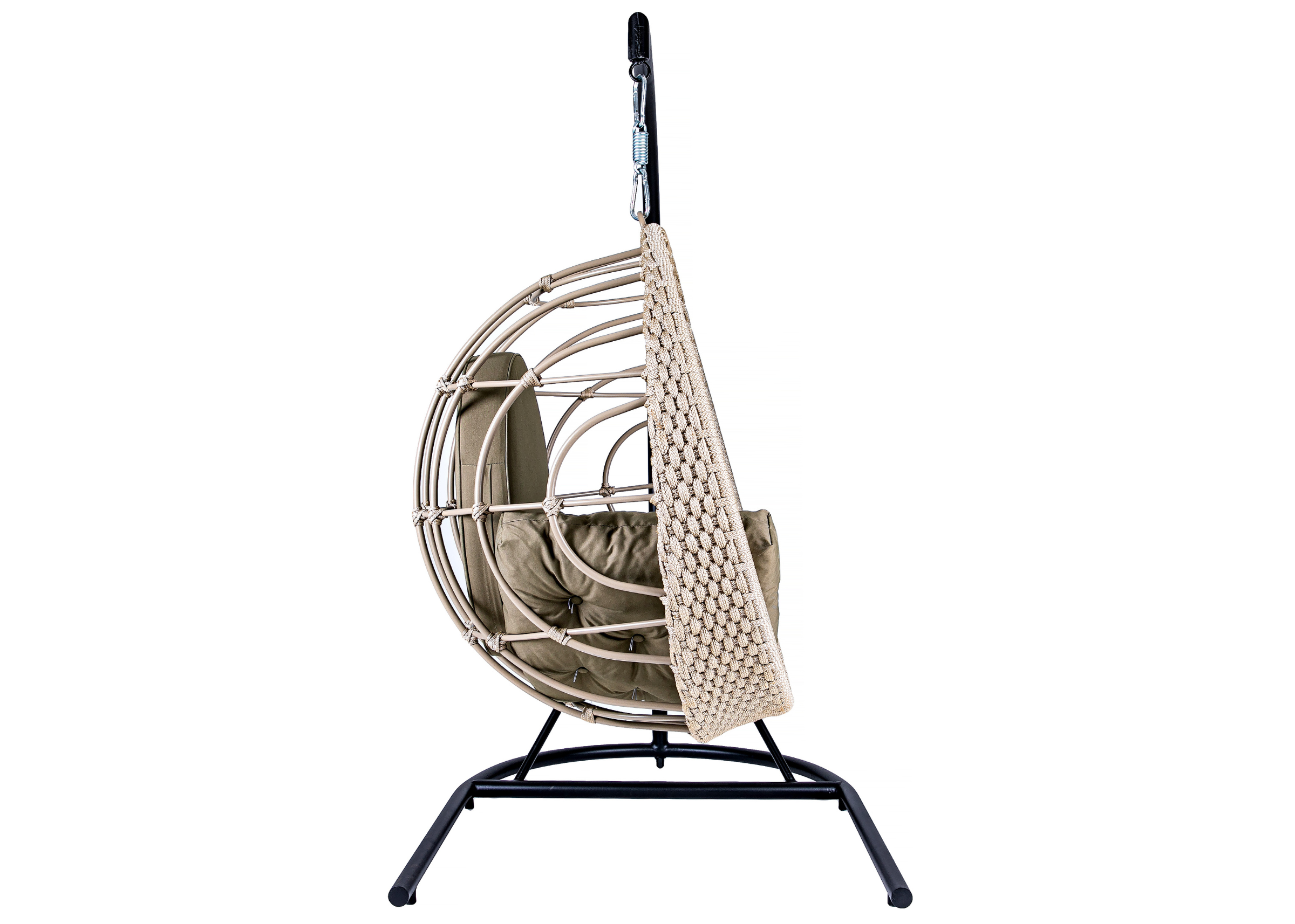 Balanço Madri com suporte em alumínio na tonalidade areia, revestido em corda náutica e estofado fendi, indicado para composições externas modernas.