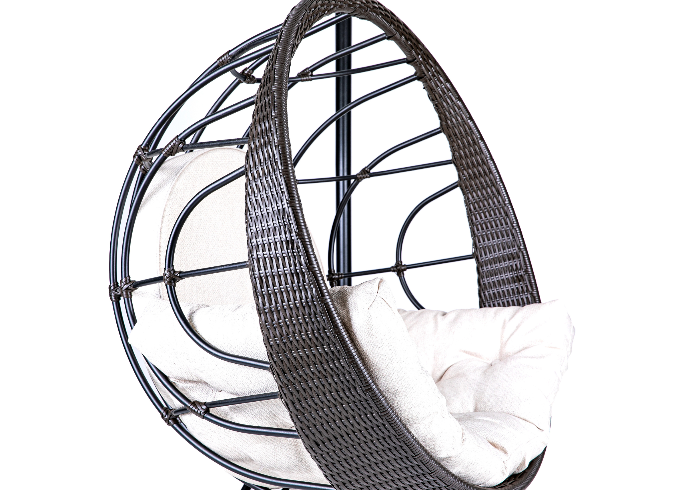 Balanço Madri com suporte e design moderno na cor marrom, com estofado off white, adequado para áreas externas bem decoradas.