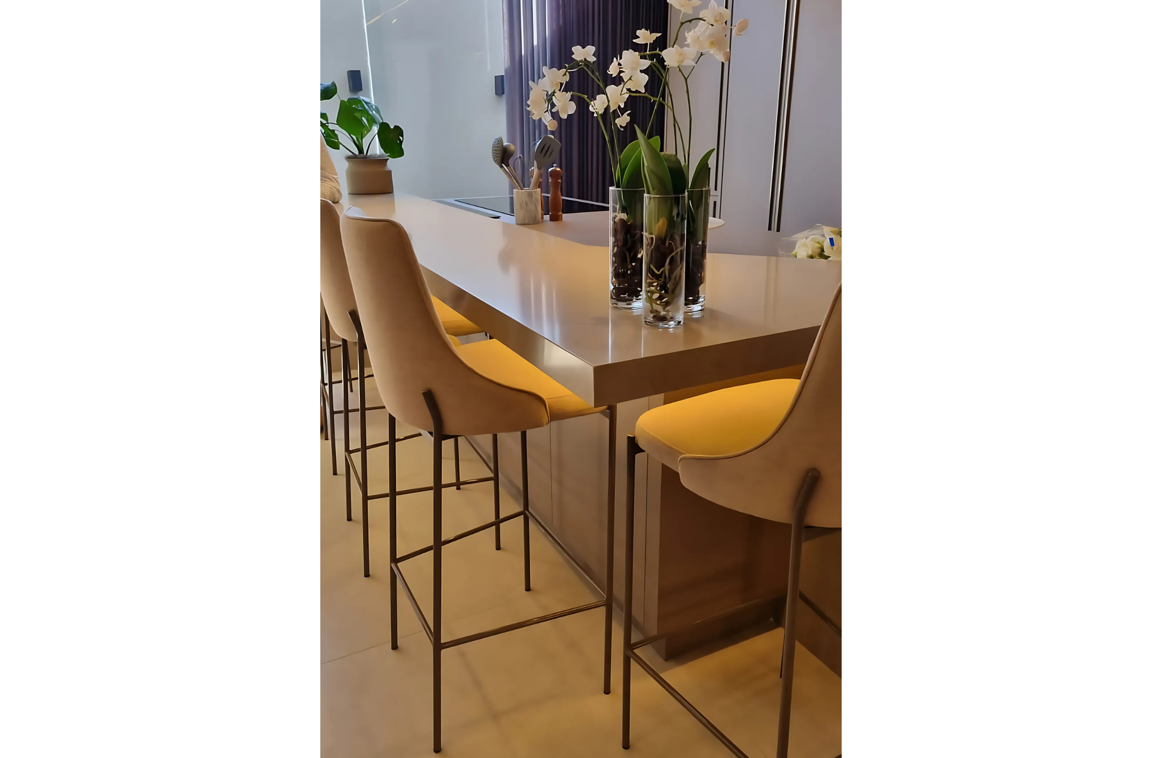 Banqueta Astrid ideal para sala de jantar elegante, unindo sofisticação e conforto em um design contemporâneo e refinado.